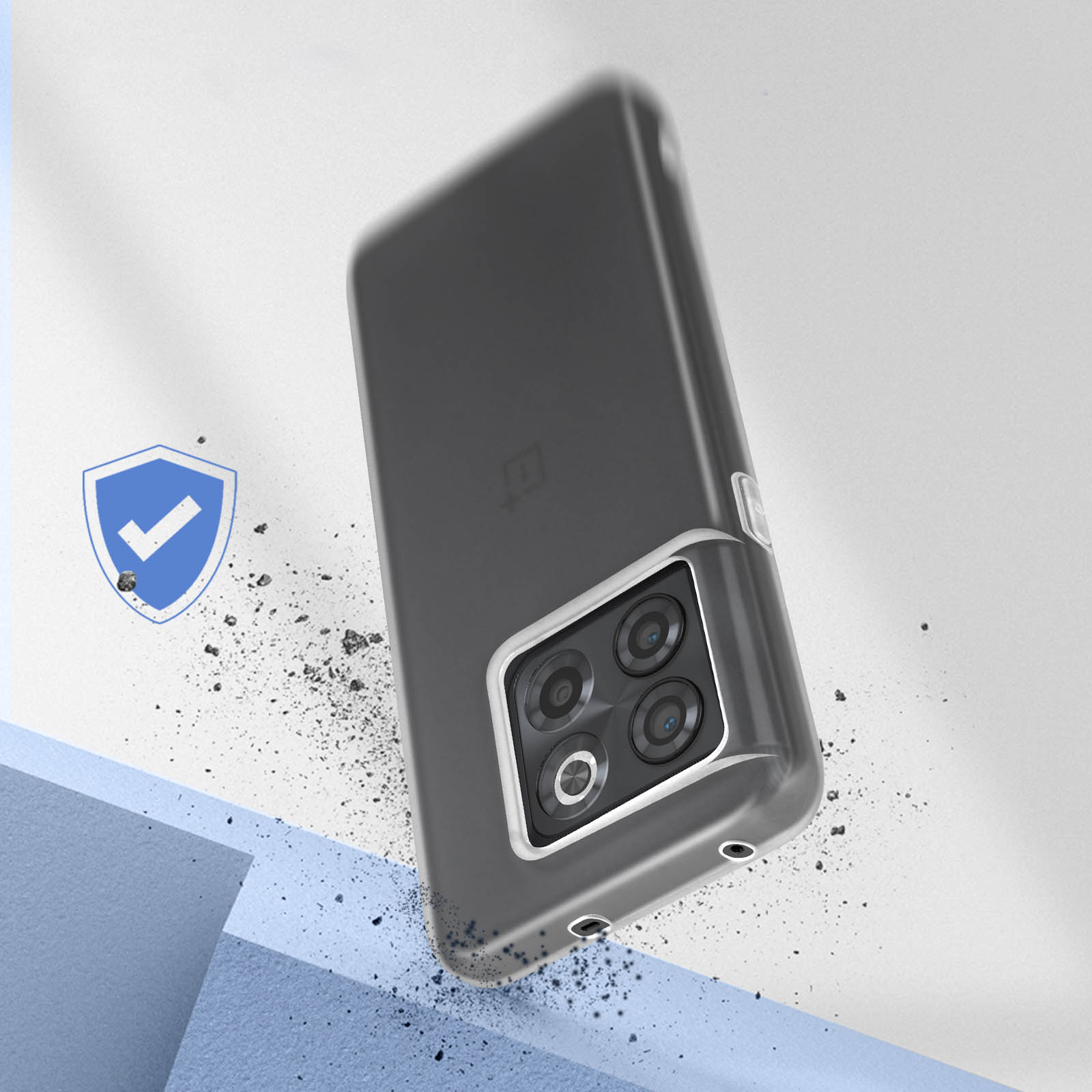 Une coque de téléphone grise sur une surface blanche avec un bouclier de protection et des débris autour.