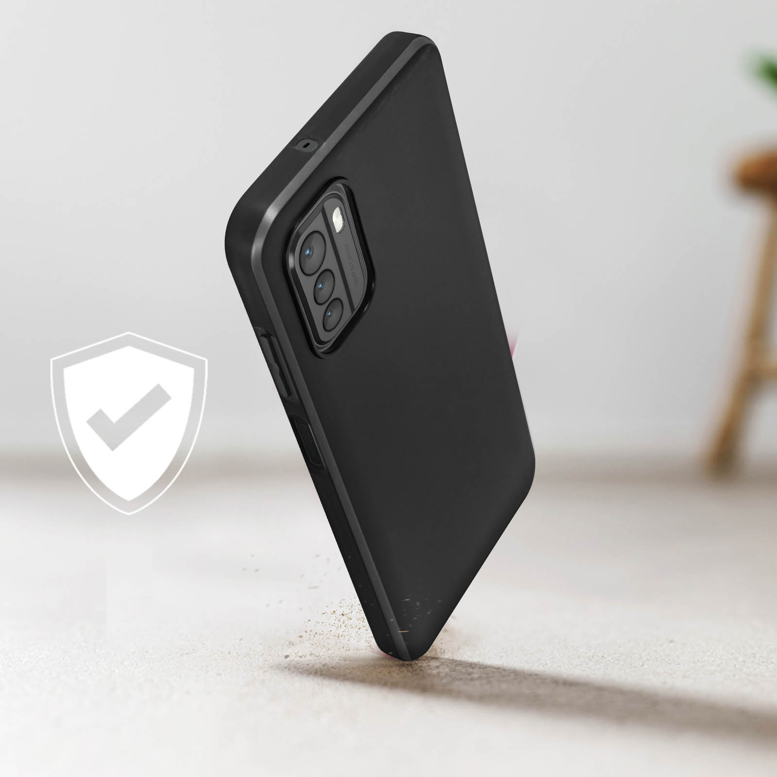 Schwarze Handyhülle mit Schutzschildsymbol. Ein Telefon befindet sich in der Luft.