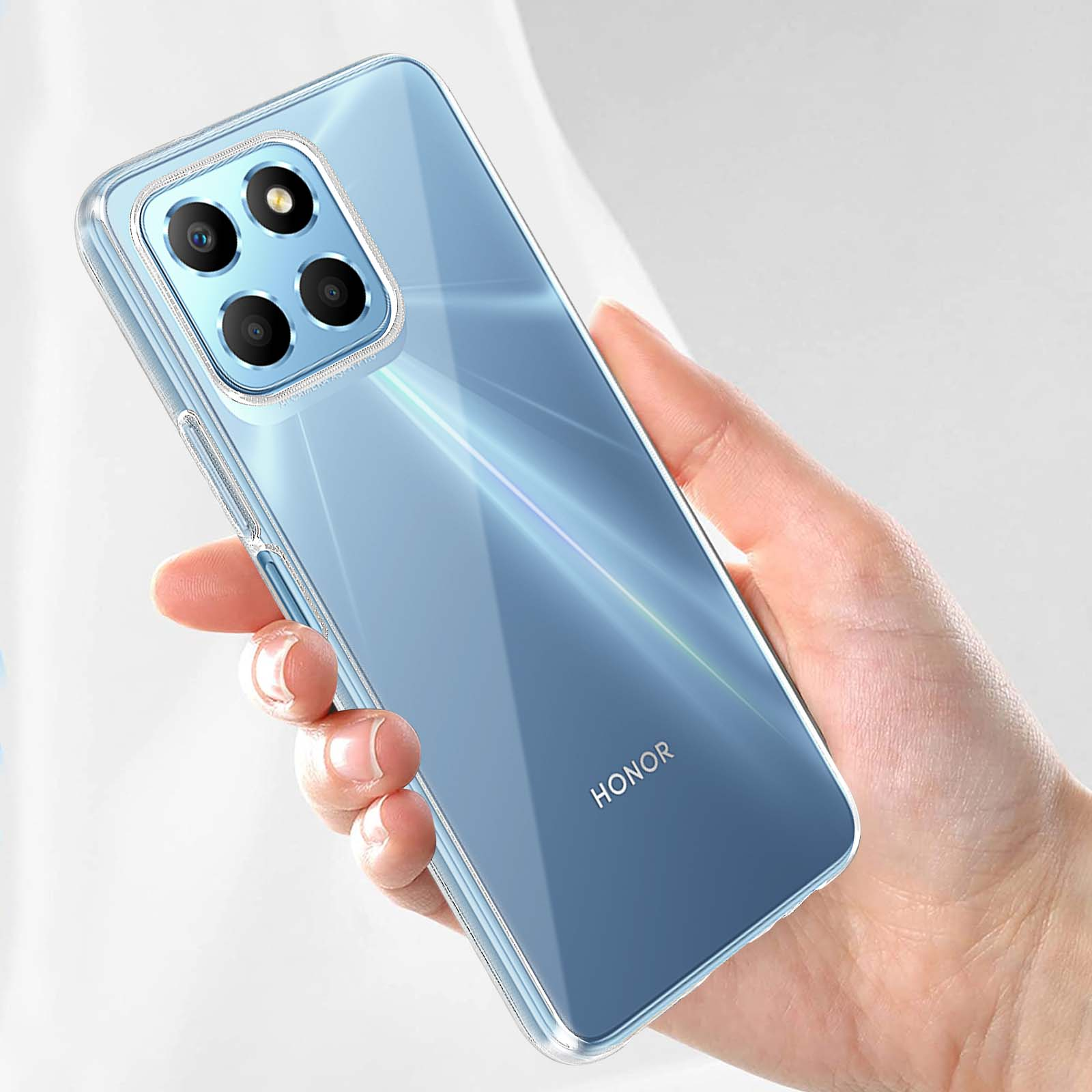 Una mano che tiene una custodia blu per smartphone con la parte posteriore trasparente.