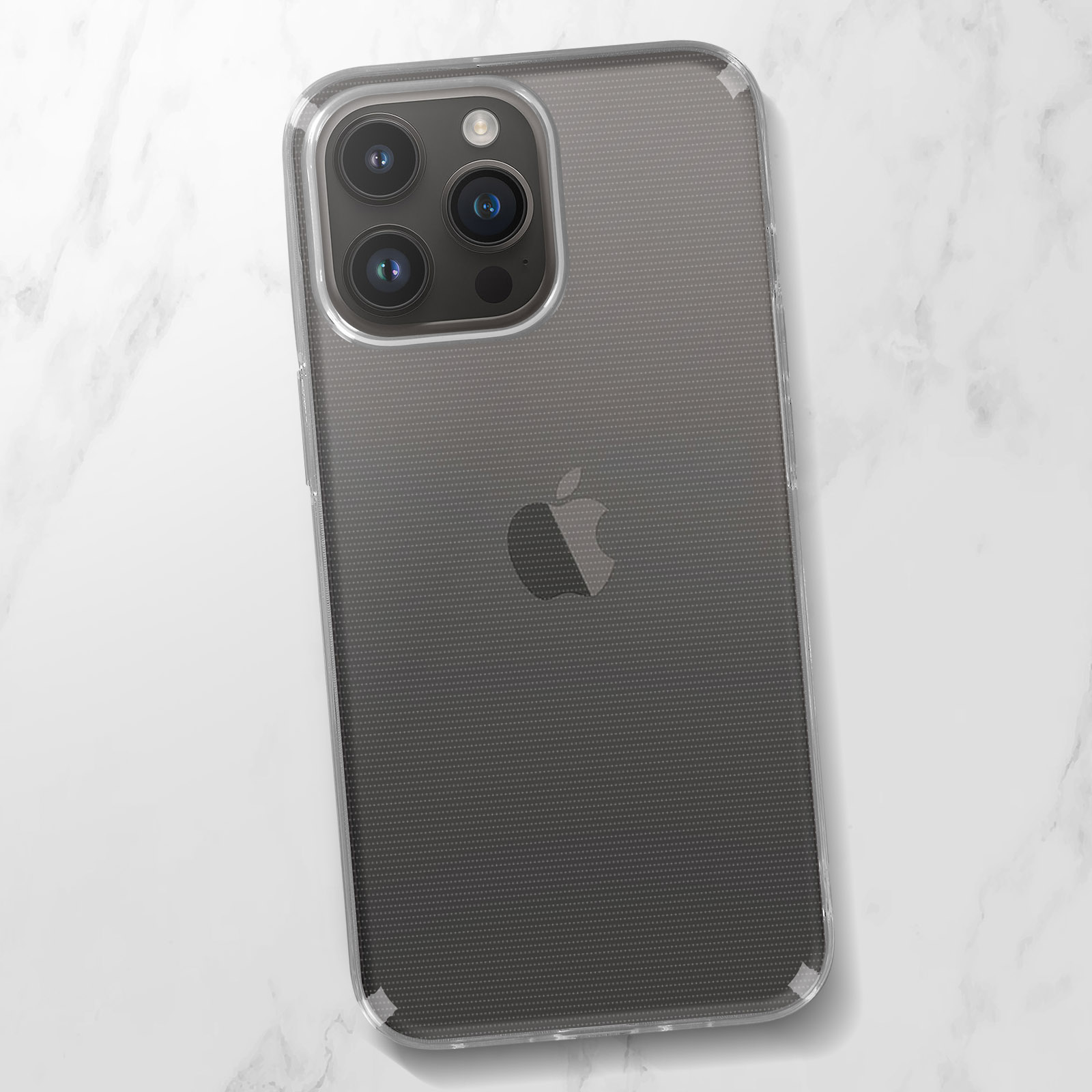 Coque de téléphone transparente sur surface en marbre, avec triple appareil photo.