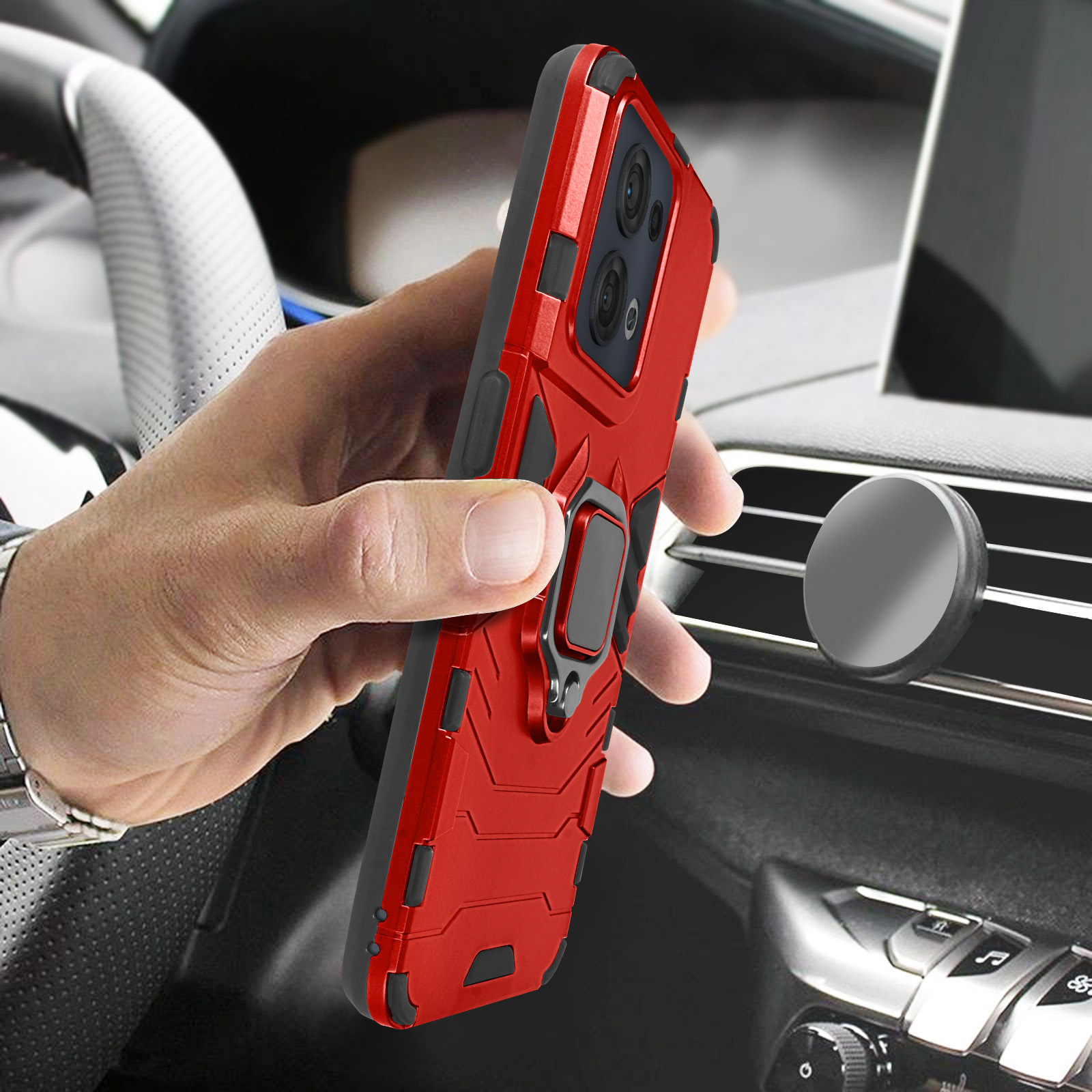 Eine rote Handyhülle wird in einer Hand gehalten und zeigt die Rückseite des Telefons und das Innere eines Autos.