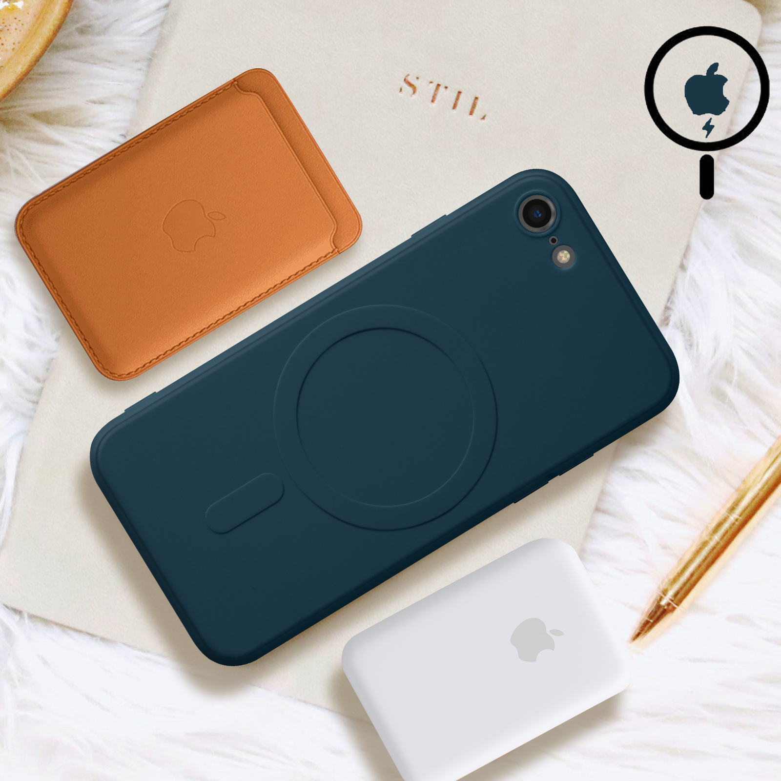 Donkerblauwe telefoonhoes en accessoires op een crèmekleurig oppervlak. Apple-logo zichtbaar.