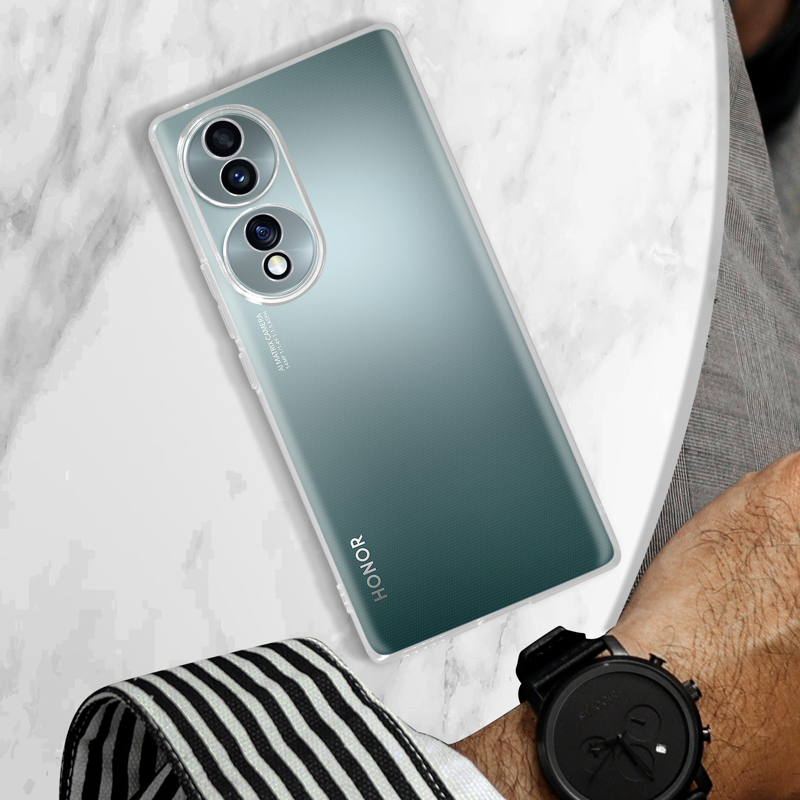 Custodia trasparente per telefono su tavolo di marmo, con orologio e telefono.