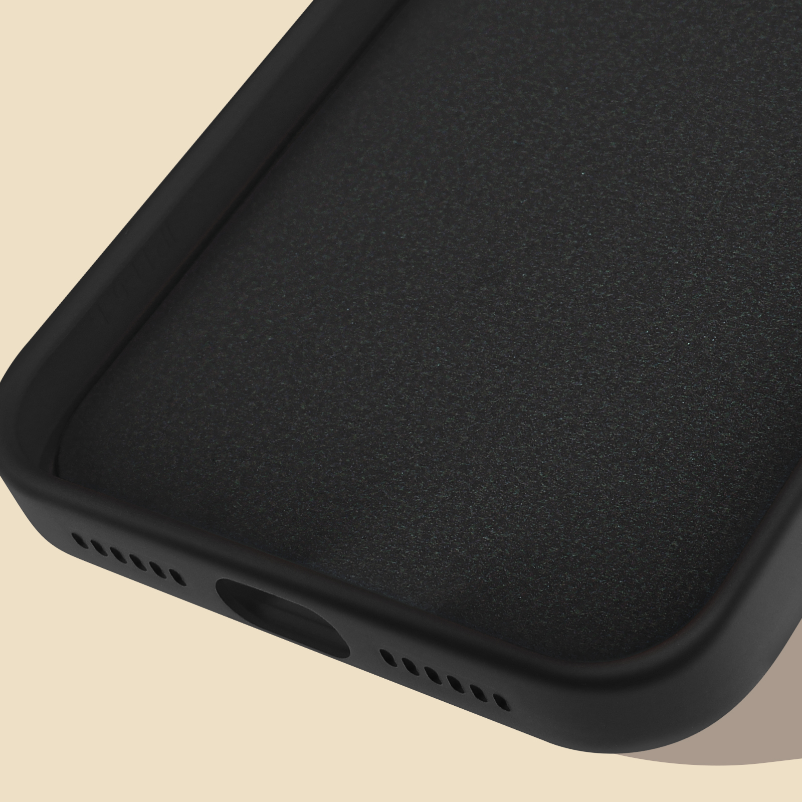 Close-up van een zwart telefoonhoesje met een getextureerd oppervlak en luidsprekergaten.