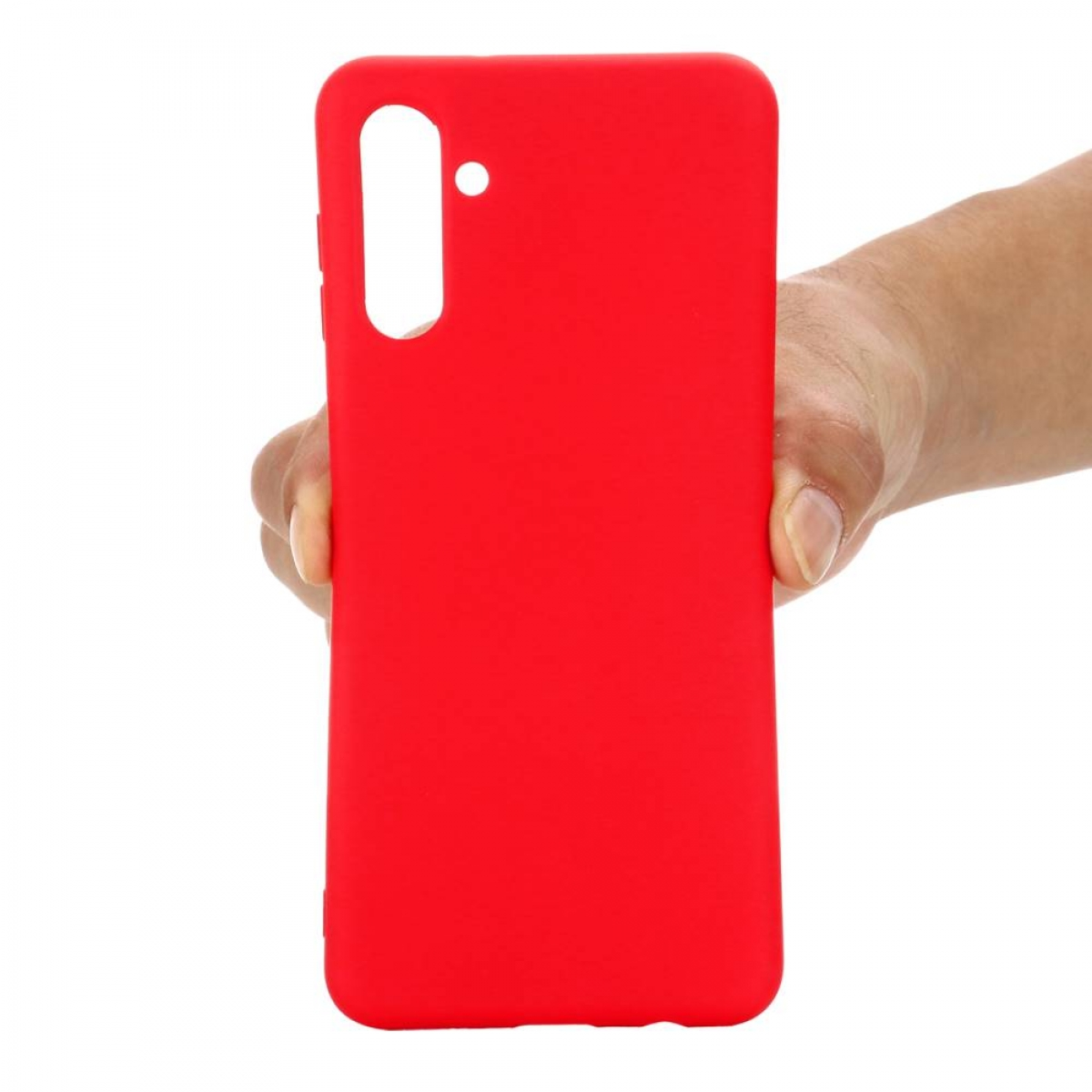Die Hand einer Person hält eine rote Handyhülle. Weißer Hintergrund.