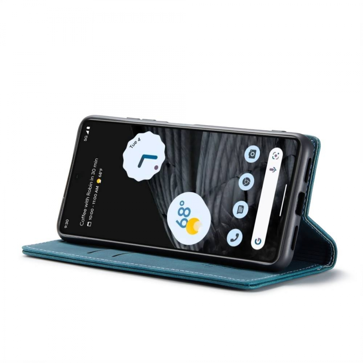 Telefon in blauer Hülle. Geöffnet, zeigt die Oberfläche. Weißer Hintergrund.