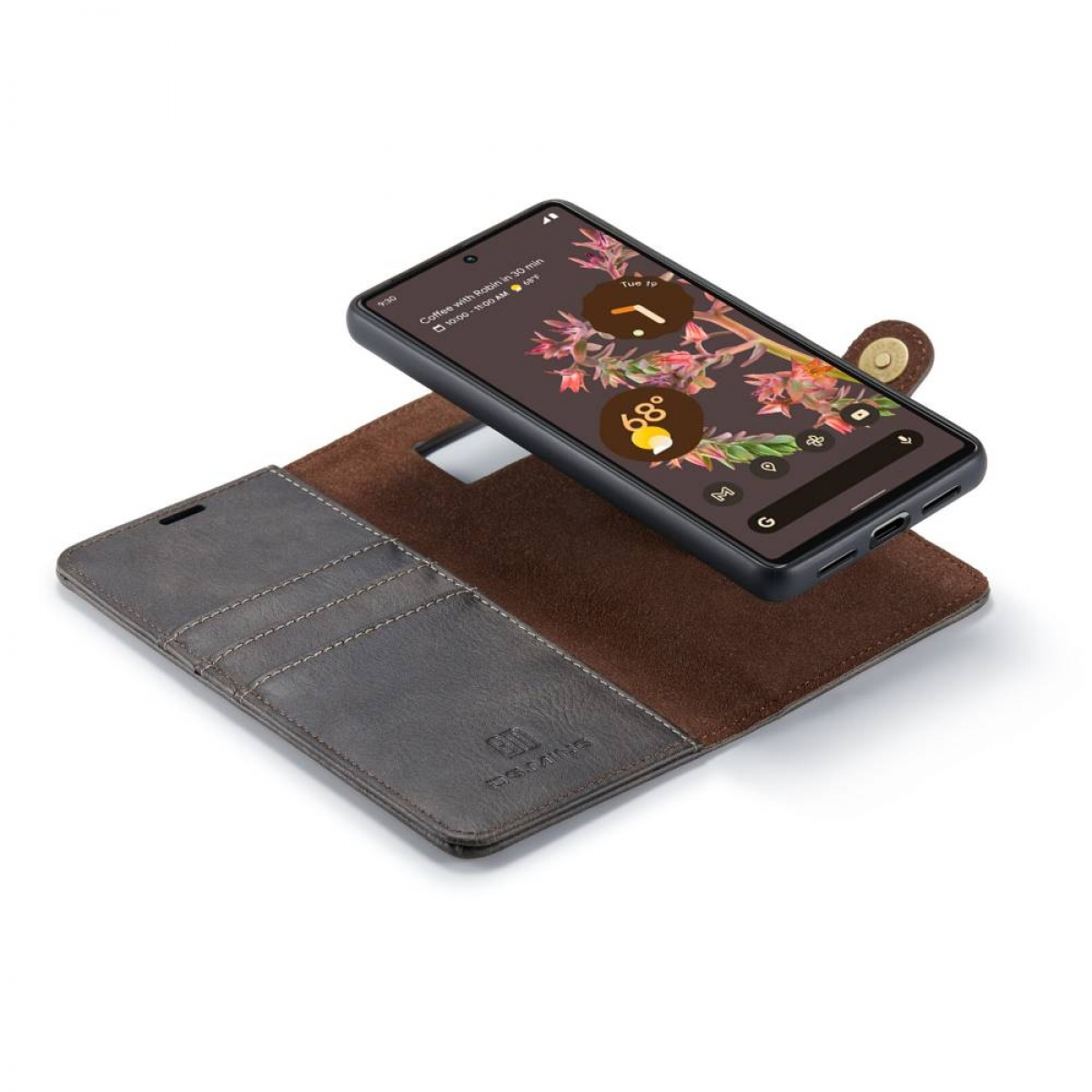 Braune Leder-Handyhülle mit Telefon darin, offen auf weißer Oberfläche.