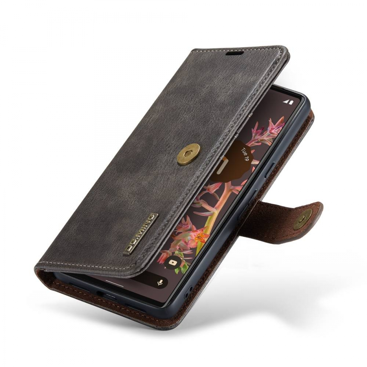 Braune Leder-Handyhülle mit einem Telefon. Der Telefonbildschirm ist eingeschaltet.