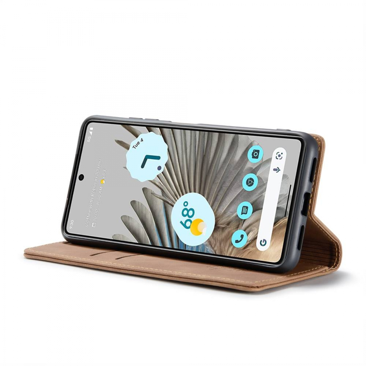 Ein Telefon in einer braunen Lederhülle ist geöffnet und zeigt den Bildschirm. Der Bildschirm zeigt Zeit- und Wetterinformationen.