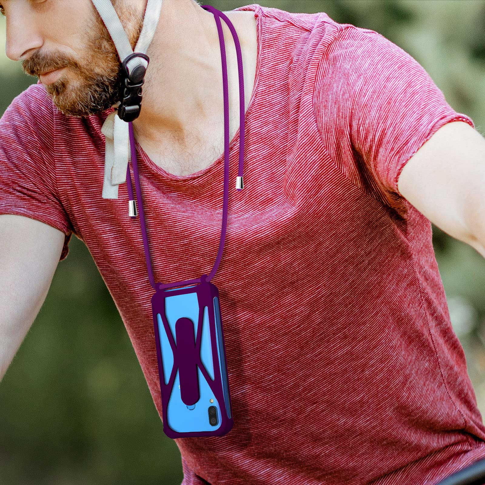 Uomo con casco e camicia rossa, che indossa una custodia per telefono al collo con un cordino viola.