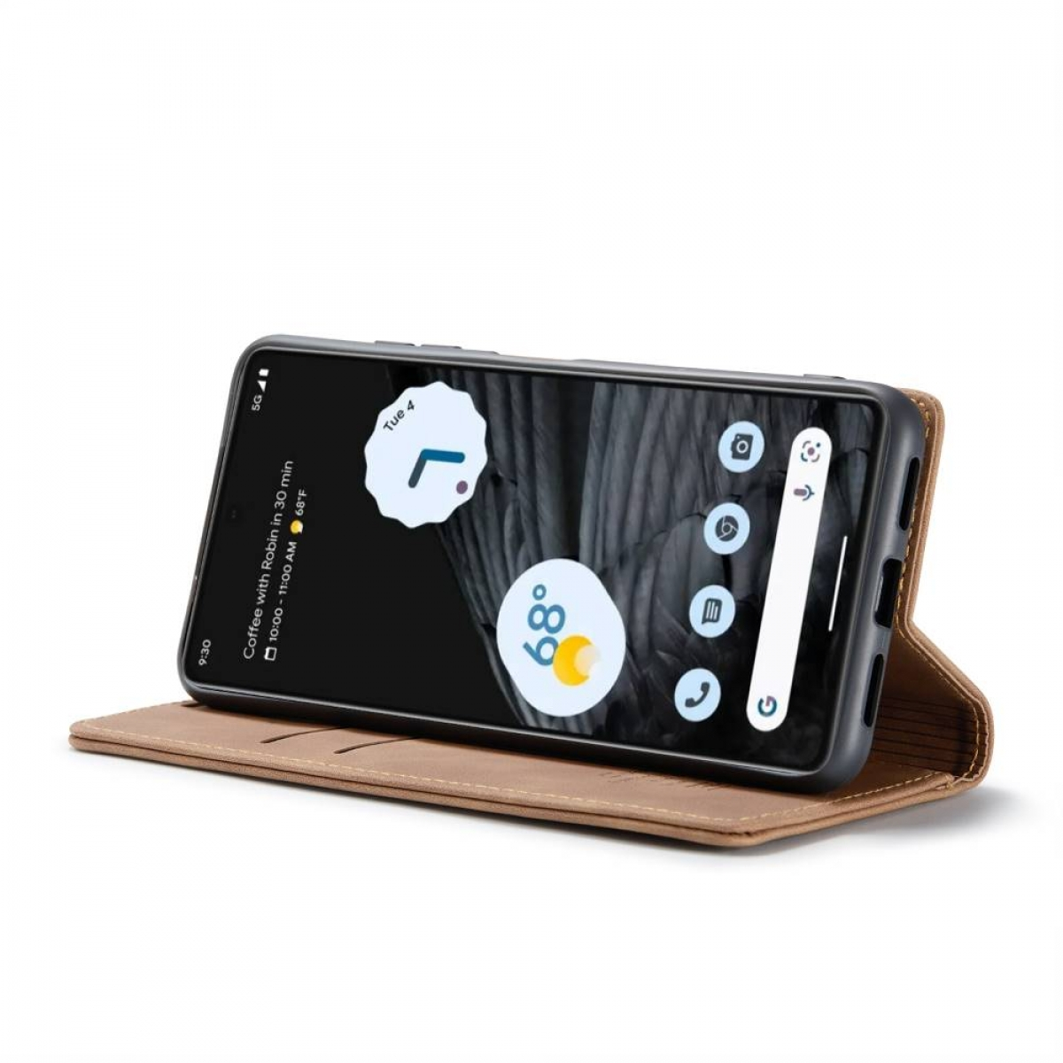 Telefon in brauner Hülle. Das Telefon liegt auf einem Tisch. Der Bildschirm zeigt die Uhrzeit und eine Kaffee-App.