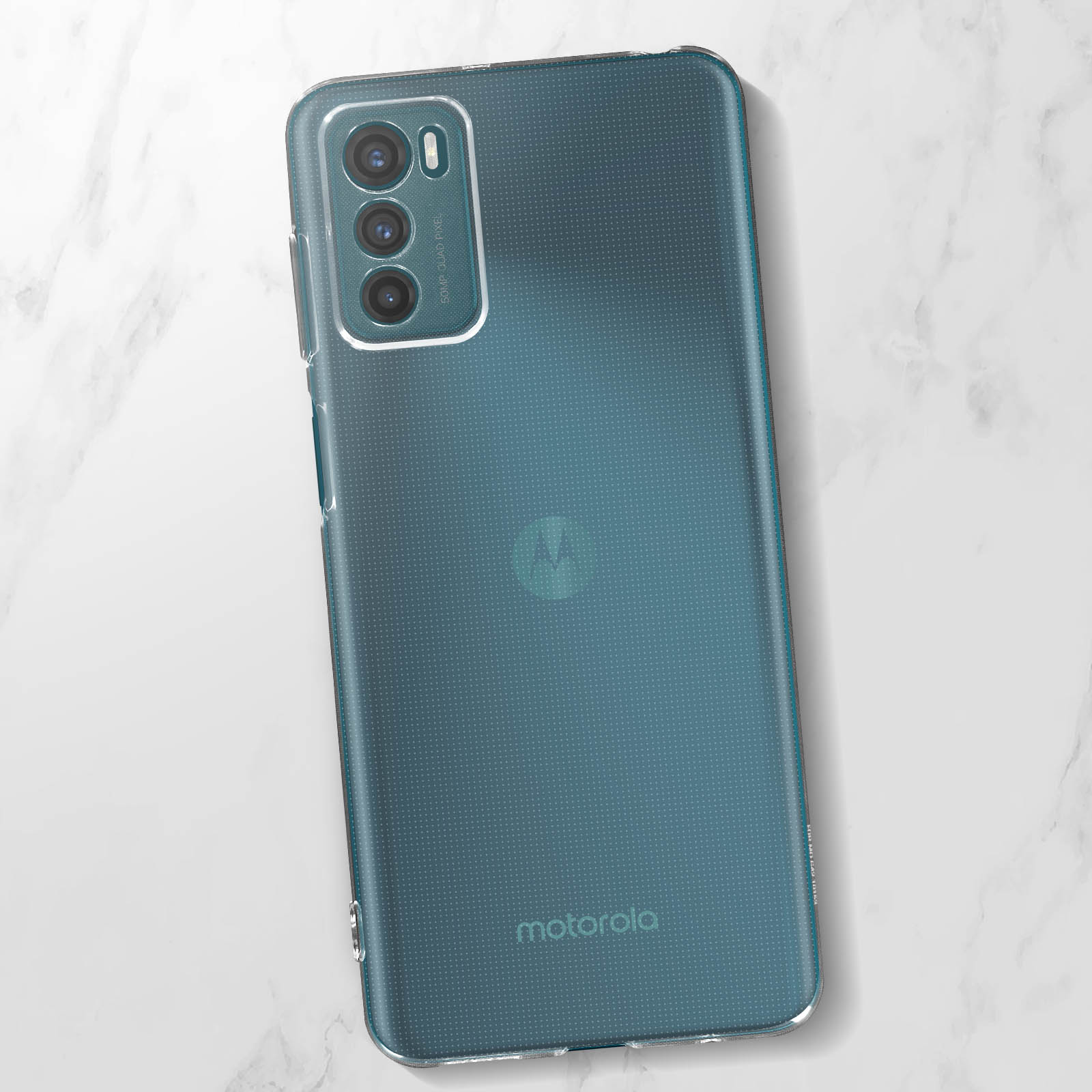 Custodia trasparente per telefono su una superficie di marmo. Il telefono è un Motorola, con più fotocamere.