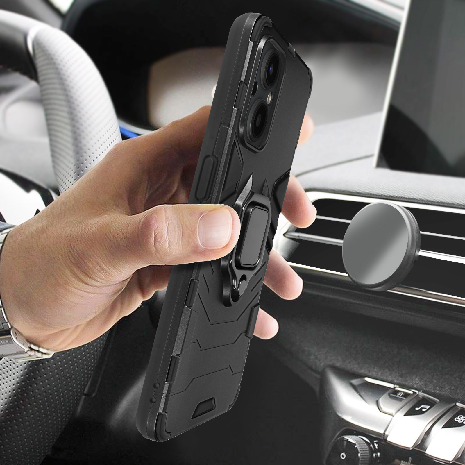 Una mano che tiene una custodia nera per telefono con un telefono all'interno, montata sul cruscotto di un'auto.