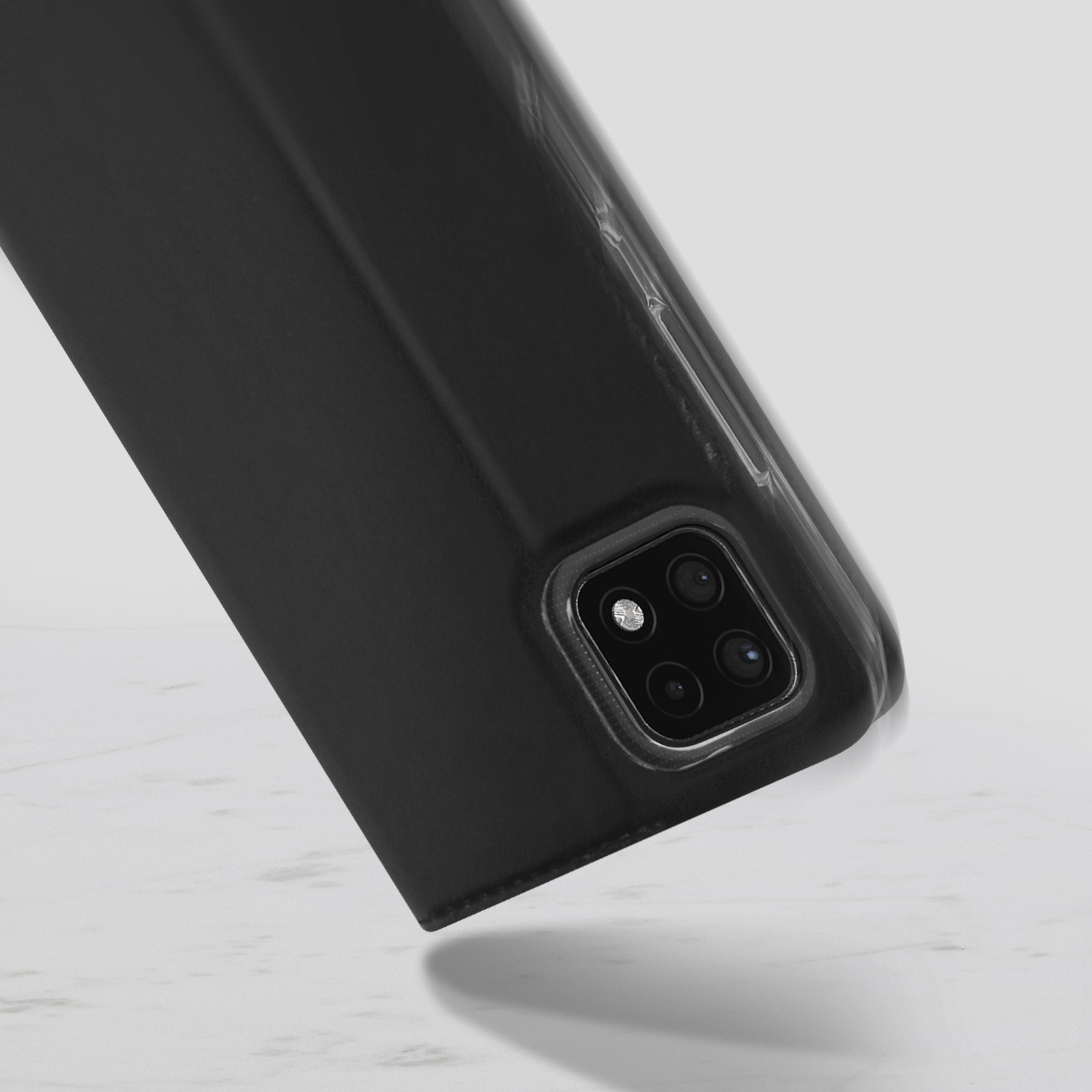 Custodia nera per telefono angolata. Tre lenti della fotocamera visibili in basso.