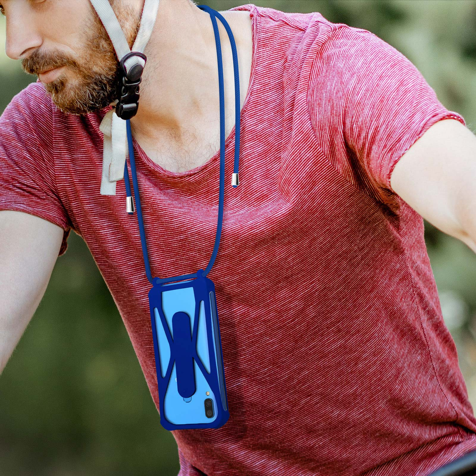 Persona in bicicletta con camicia rossa e casco, telefono in custodia blu.