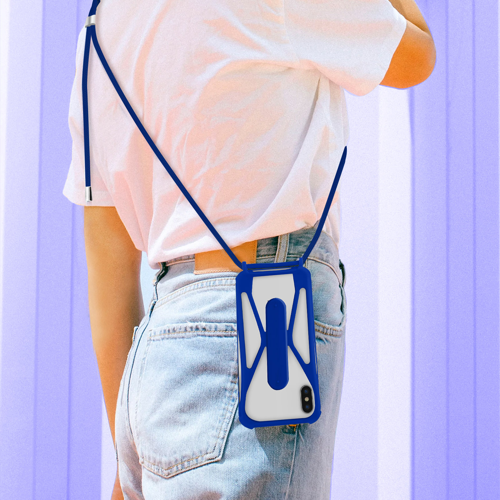 Custodia blu con cordino, indossata al collo, jeans e camicia bianca.