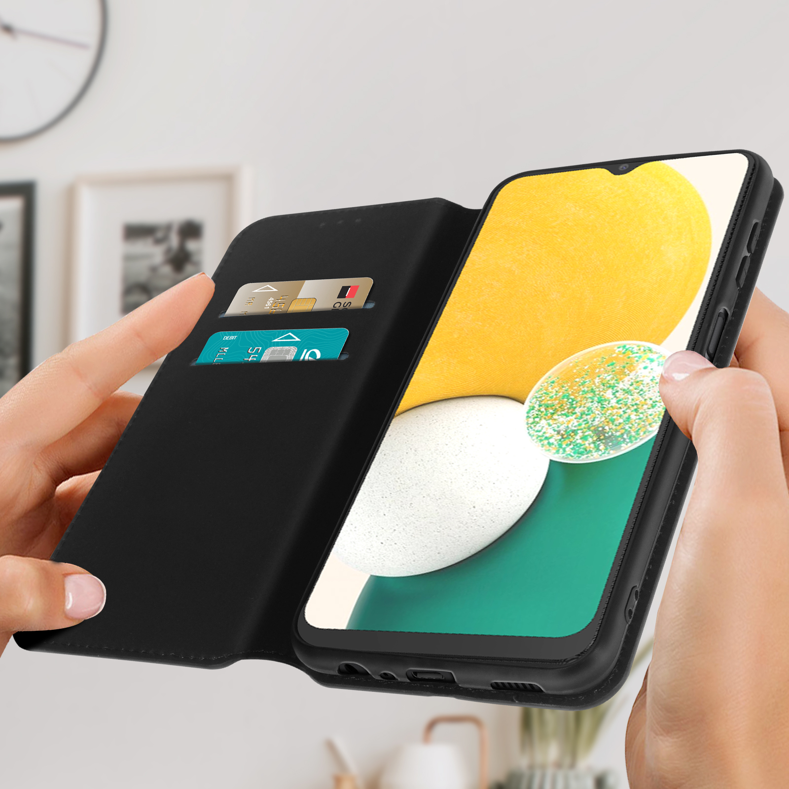 Mani che tengono una custodia per telefono nera aperta, rivelando un telefono con fessure per carte.