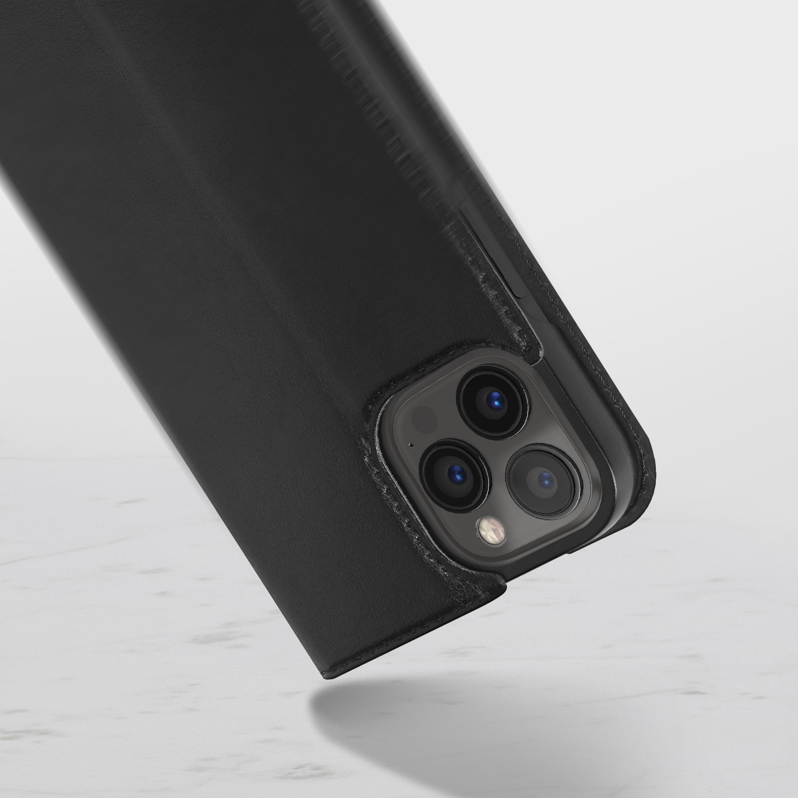 Custodia per telefono nera con ritaglio per fotocamera tripla. La custodia è avvolta attorno a un telefono.