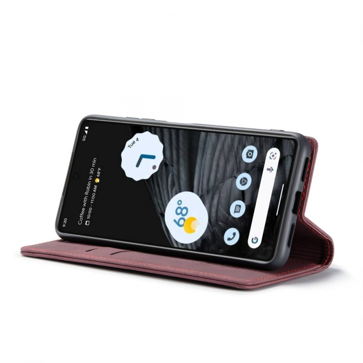 Ein Telefon in einer weinroten Hülle, das den Bildschirm mit Zeit- und Wetteranzeige zeigt.