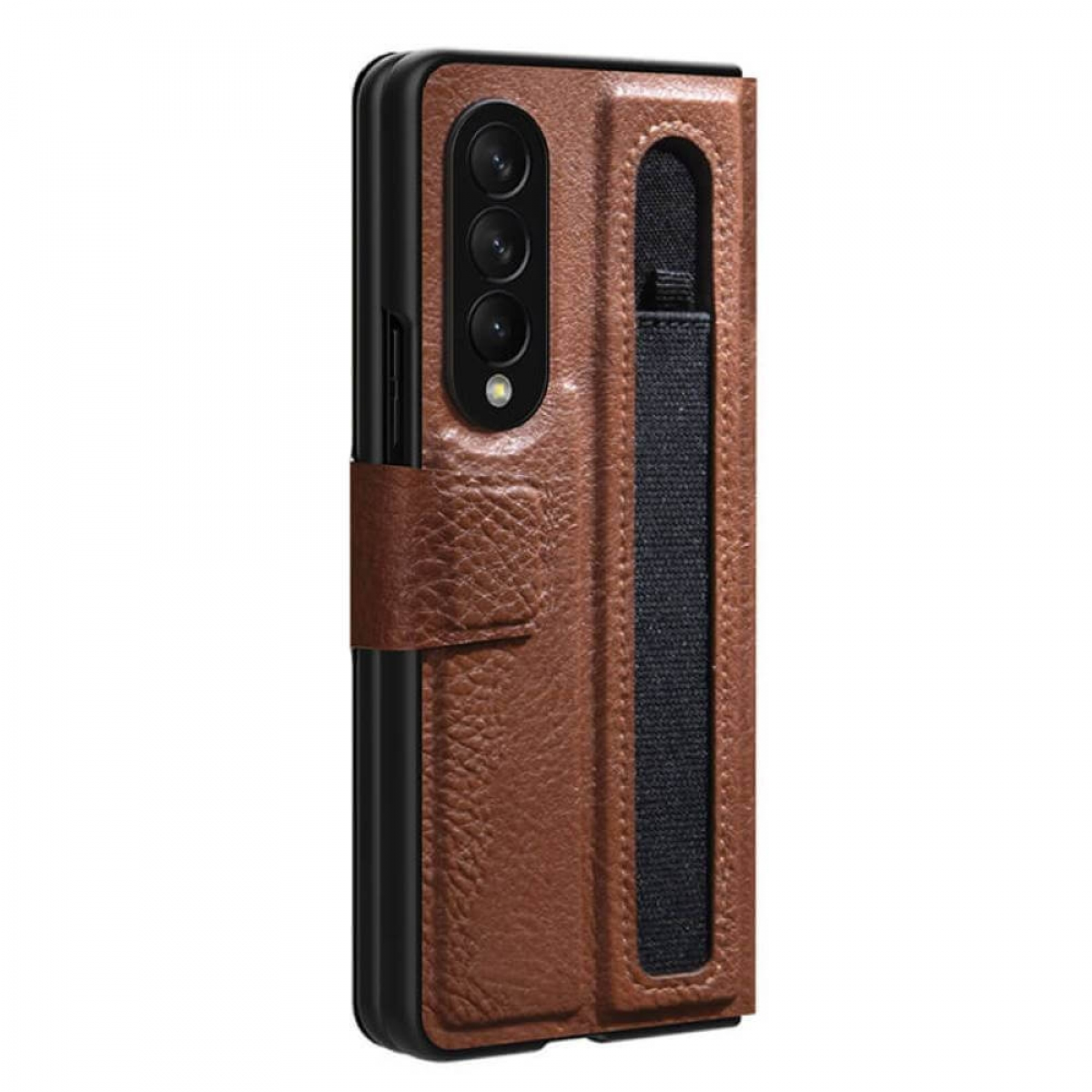 Eine braune Leder-Handyhülle, geschlossen, mit einem schwarzen Riemen. Das Telefon hat drei Kameralinsen.