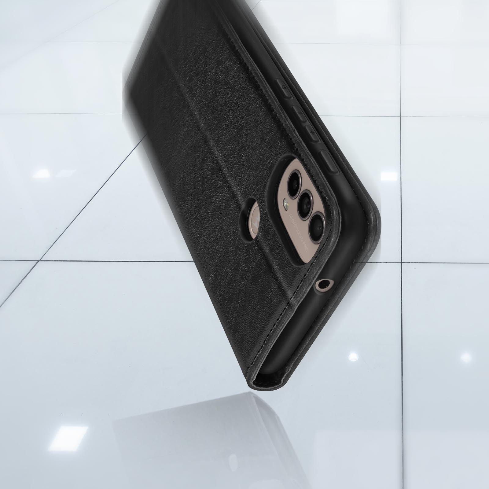 Zwarte telefoonhoes met camera-uitsparing. Hoesje op een wit oppervlak.
