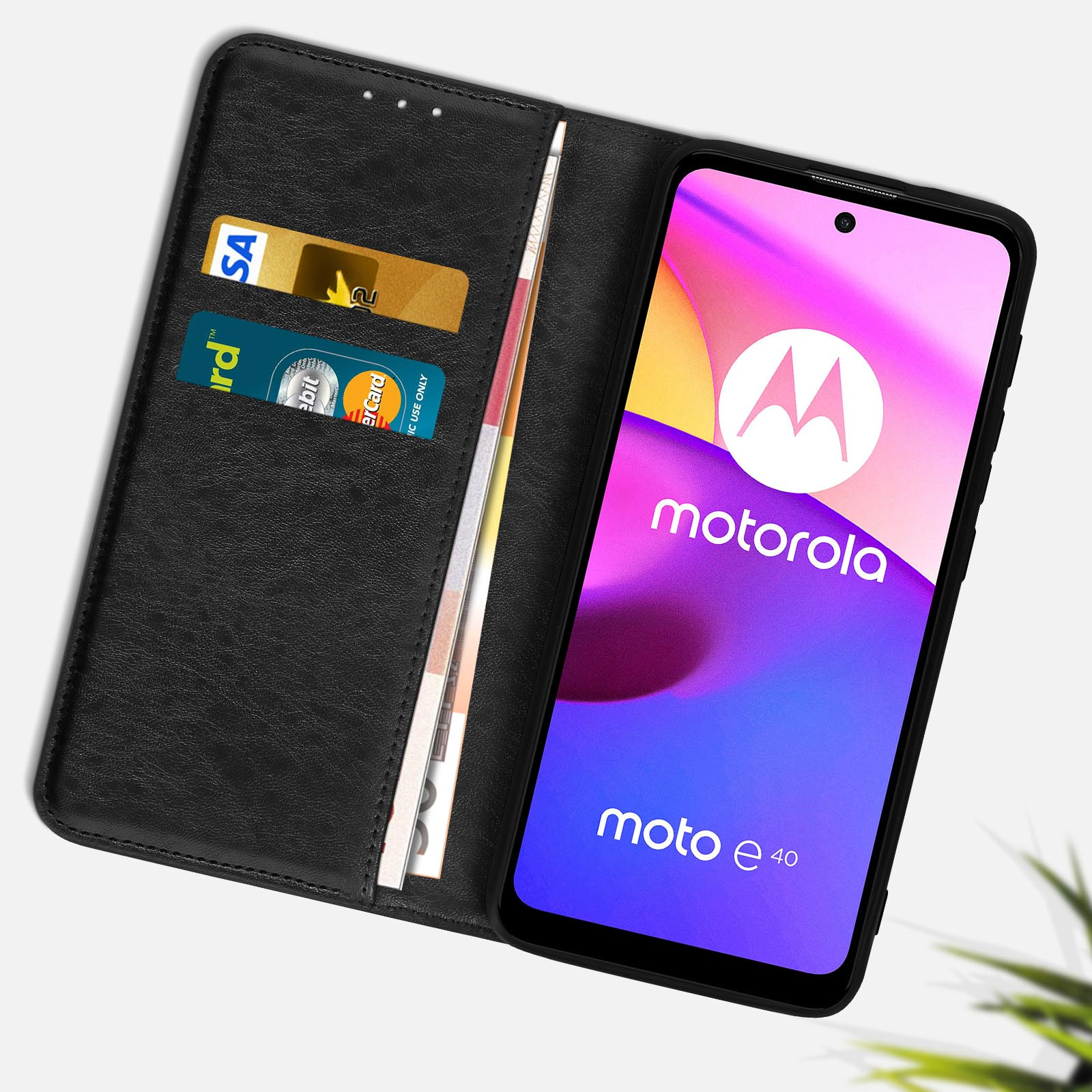Zwarte telefoonhoes met kaarten en telefoon. De telefoon toont een Motorola-logo en de tekst moto e40.