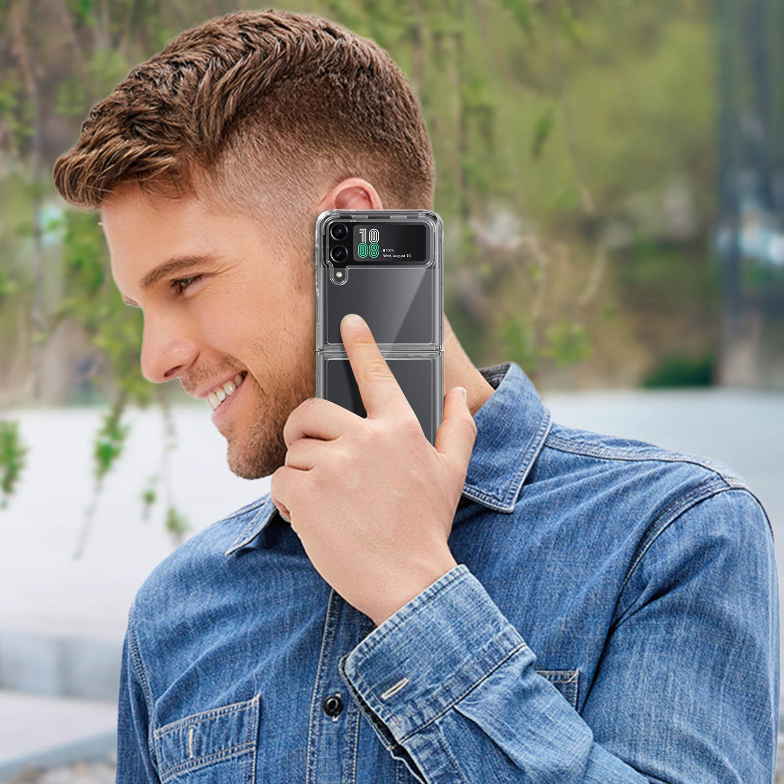 Man die een transparante telefoon vasthoudt, tegen een wazige achtergrond.