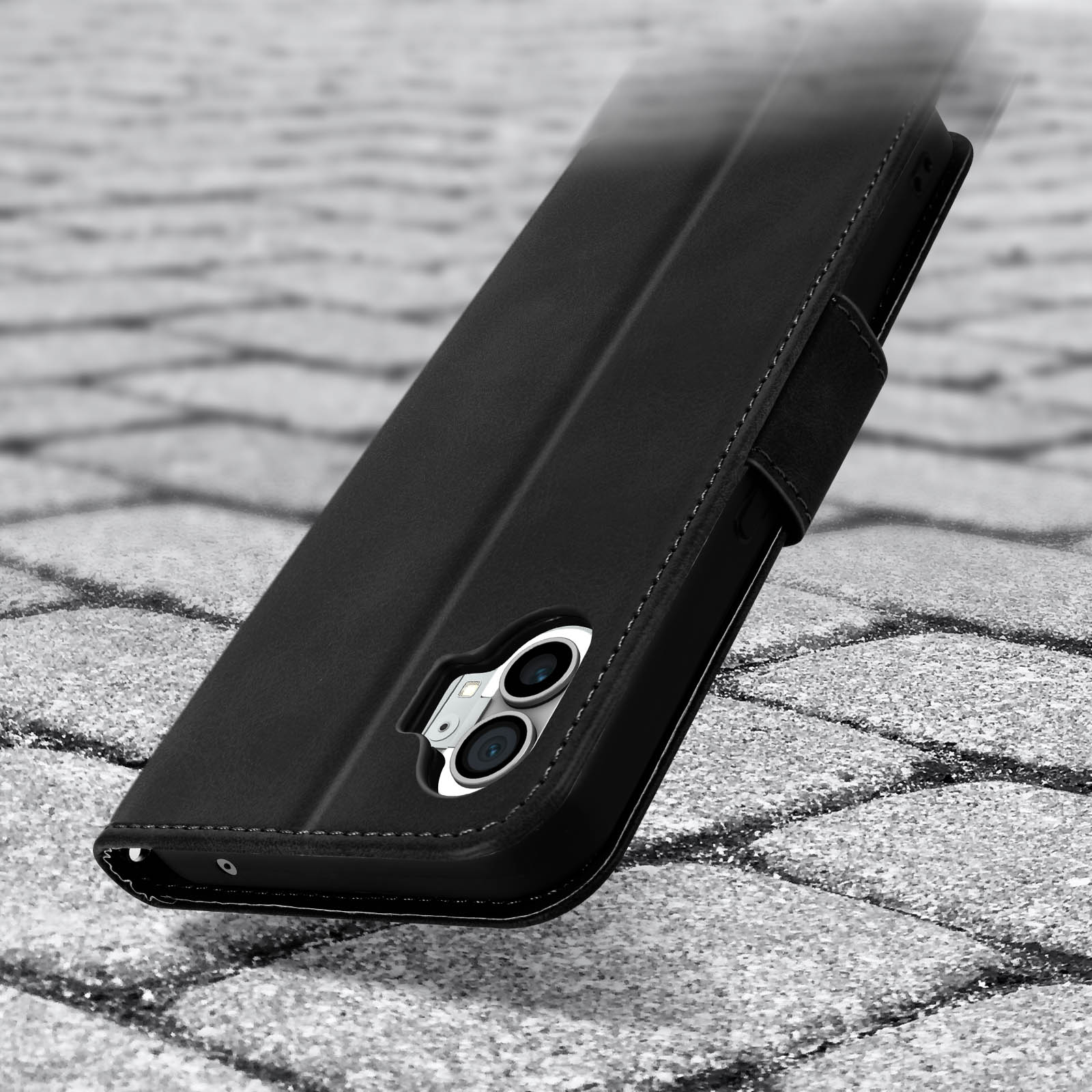 Custodia per telefono nera appoggiata su una superficie di mattoni. La custodia è aperta, rivelando una fotocamera.
