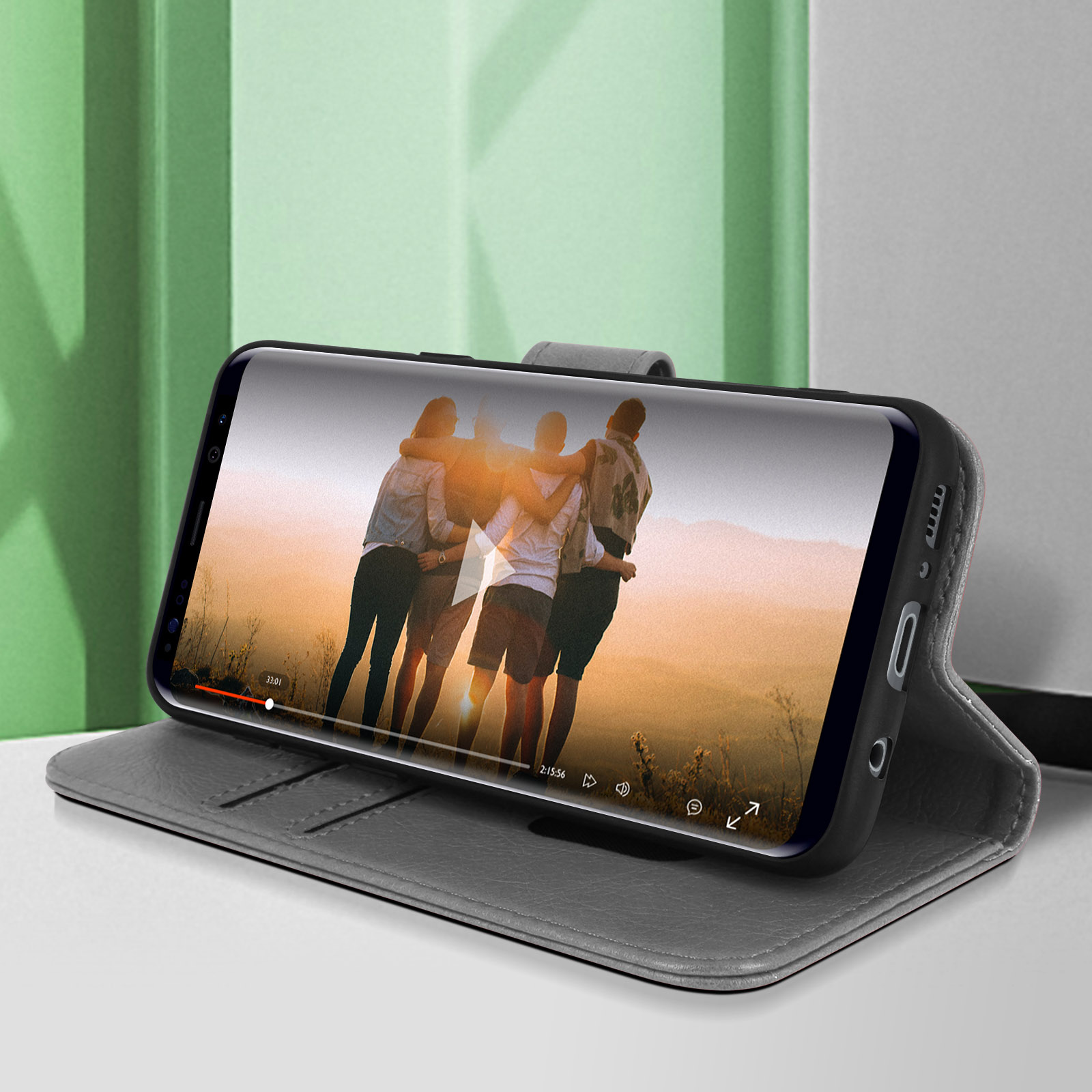 Telefoon in een grijze hoes met een video van mensen.