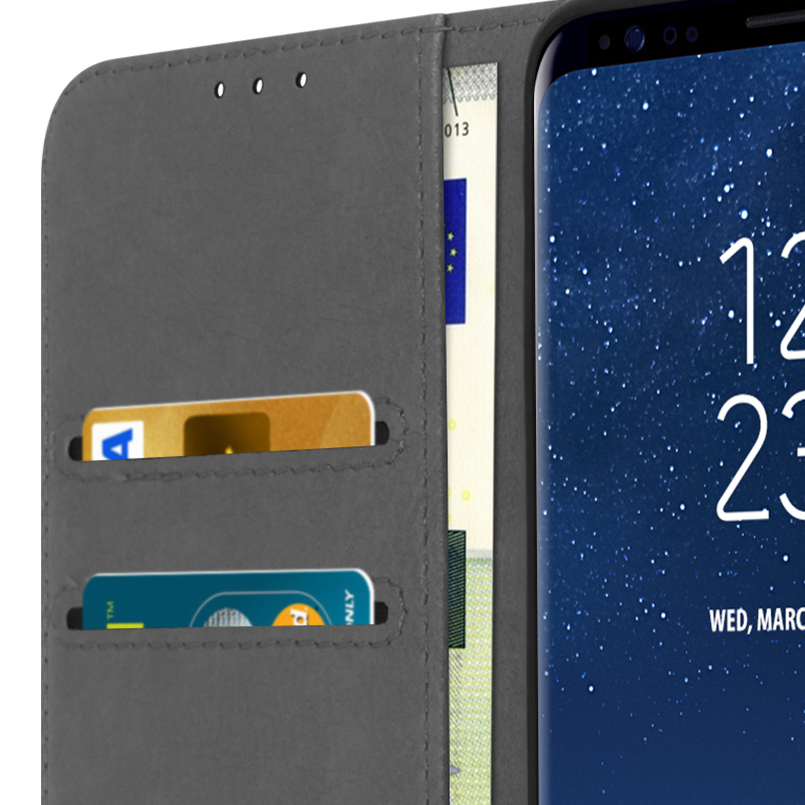 Een telefoon en een portemonnee met kaarten en geld.