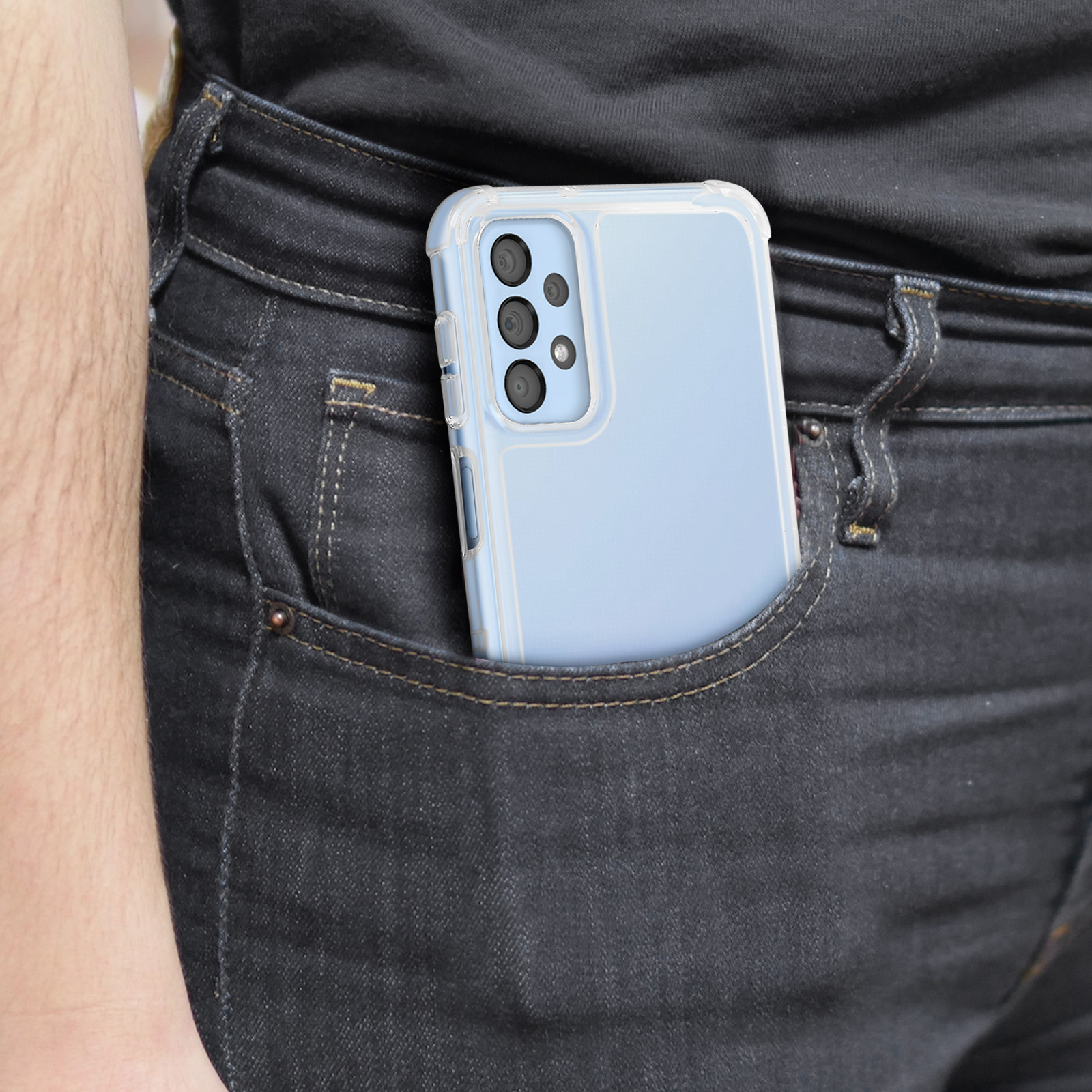 Teléfono azul en bolsillo de jean negro, textura de mezclilla visible.