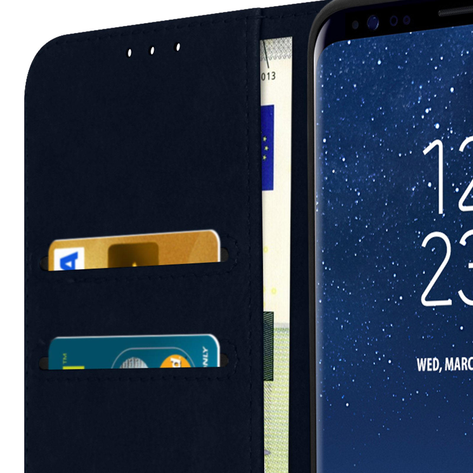Primer plano de una funda de teléfono tipo billetera con tarjetas y dinero visibles dentro de las ranuras para tarjetas.