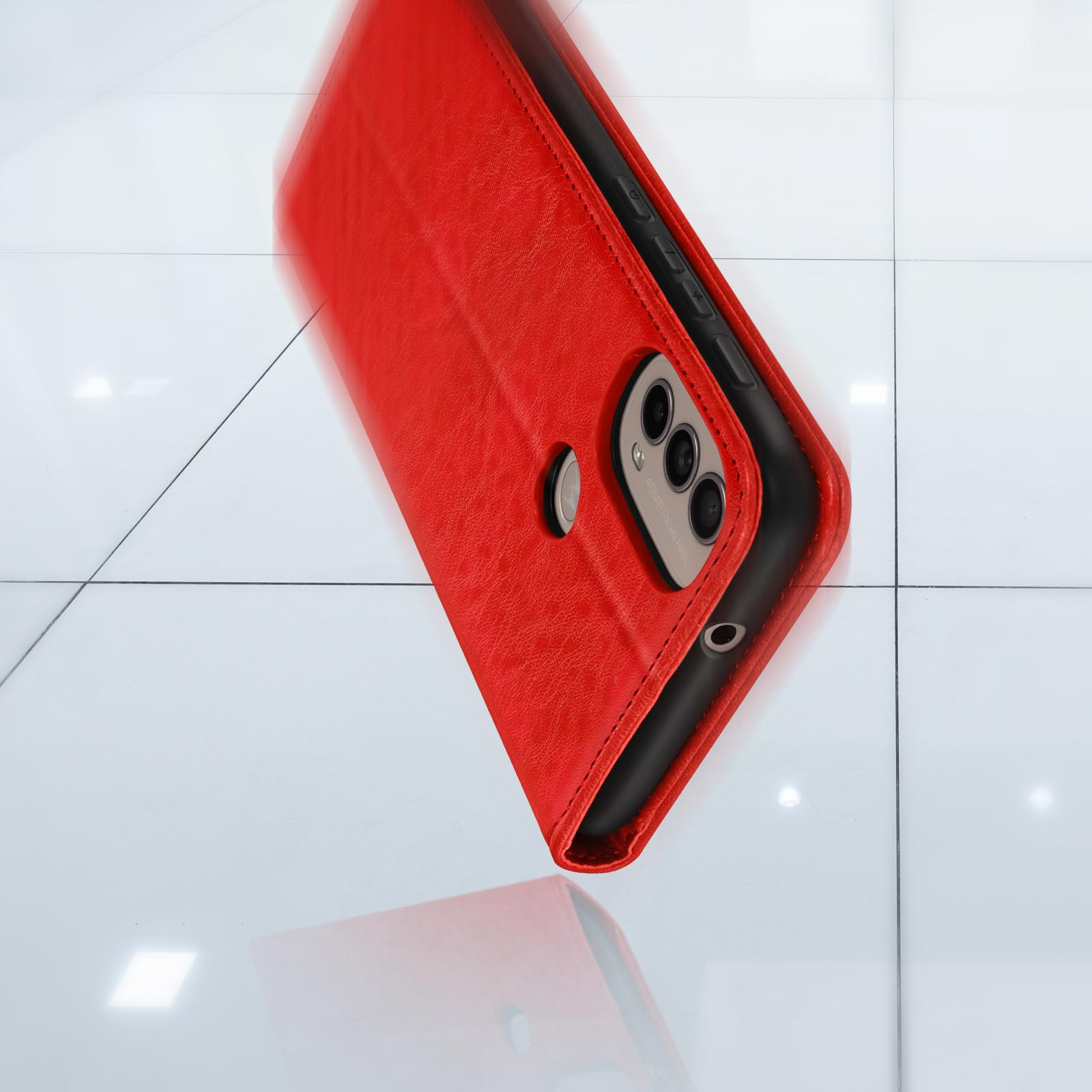 Rote Leder-Handyhülle mit Telefon und Dreifachkamera. Die Handyhülle ist geöffnet.