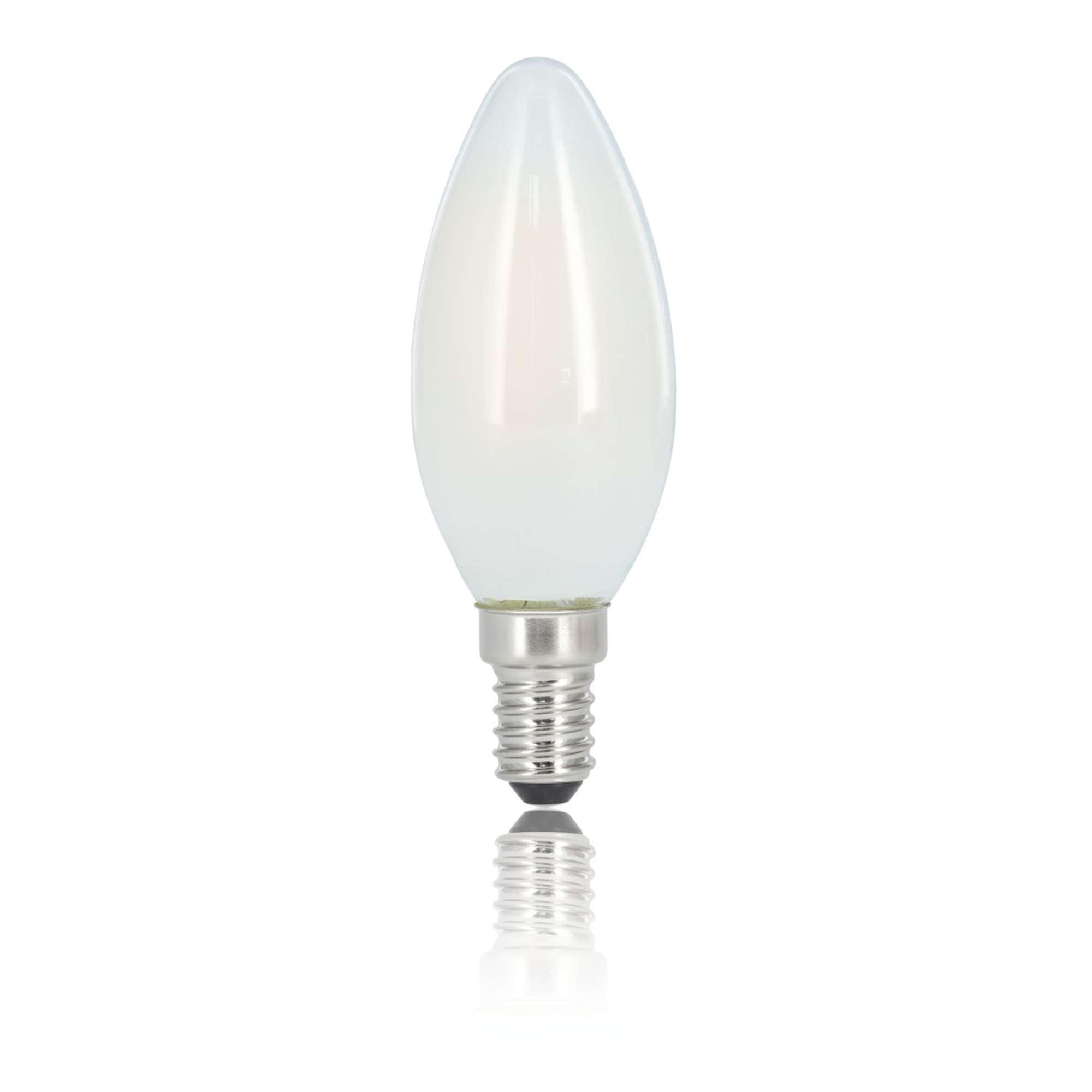 Ampoule blanche en forme de bougie avec base argentée, sur fond blanc.