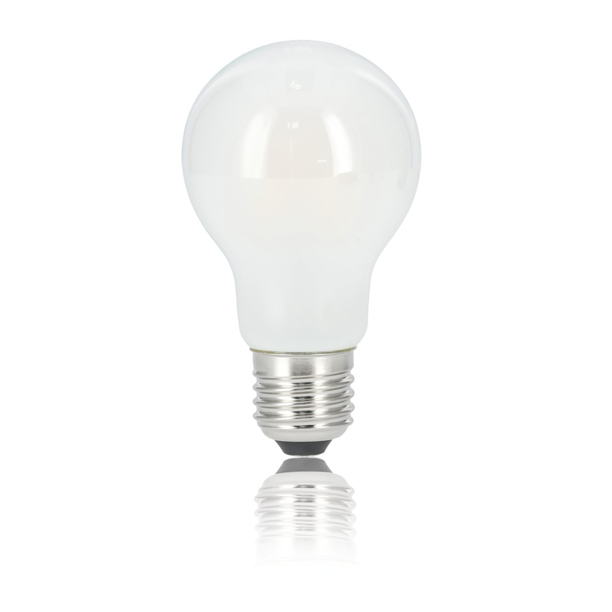Une ampoule blanche avec une base argentée, se reflétant sur une surface blanche. Fond clair.