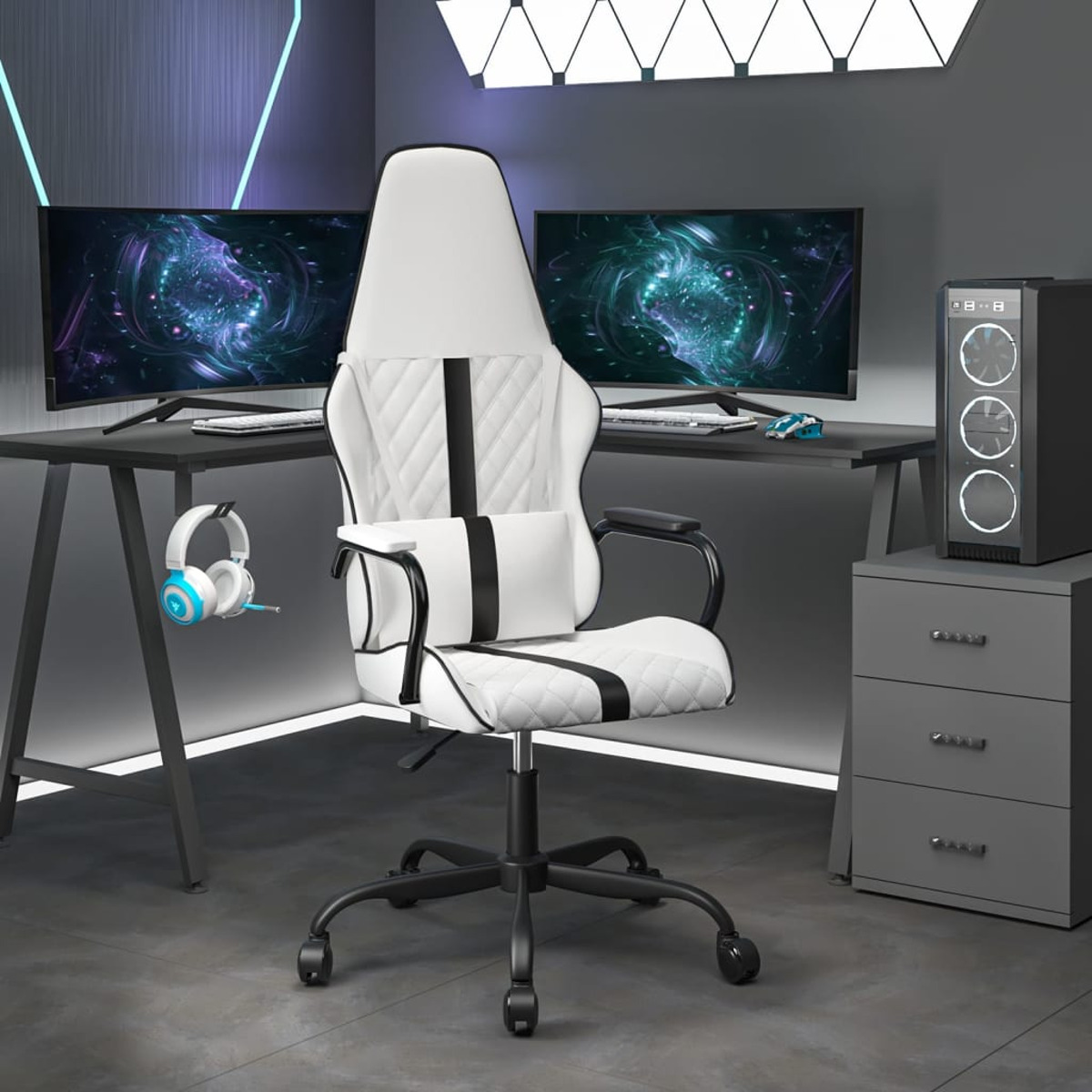 Gaming-Setup. Weißer Gaming-Stuhl, zwei Monitore, Schreibtisch, Kopfhörer. Grauer Hintergrund.
