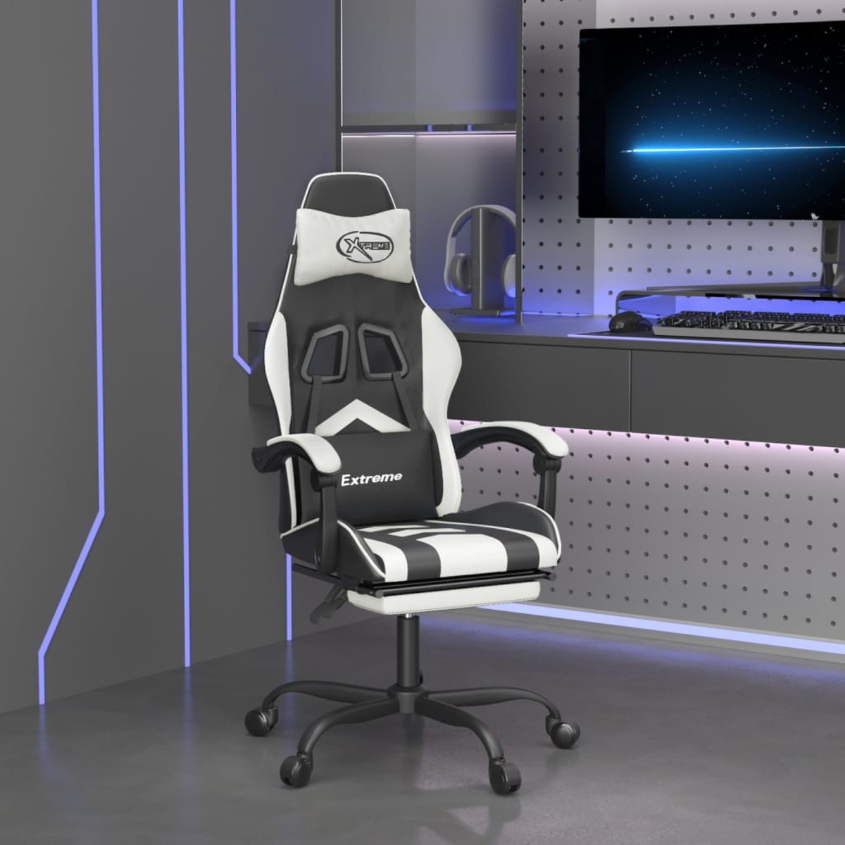 Schwarz-weißer Gaming-Stuhl in einem Raum mit Computermonitor, Kopfhörern und Schreibtisch.