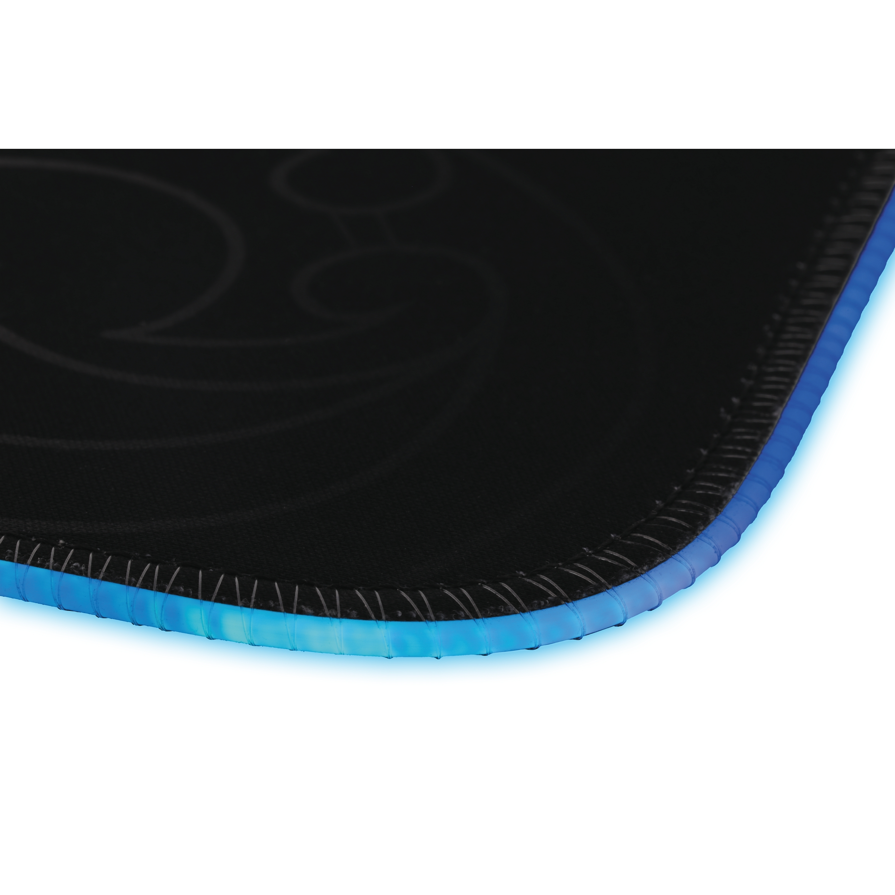 Close-up van een zwarte gaming muismat met een blauw verlichte rand.
