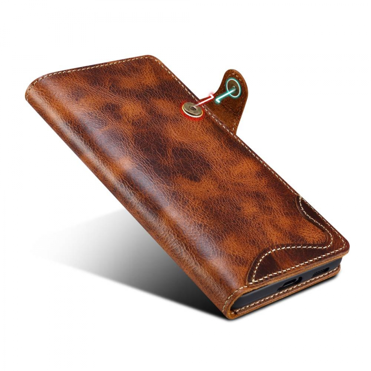 Braune Leder-Handyhülle. Die Hülle ist geöffnet und zeigt das Telefon im Inneren. Knopfverschluss sichtbar.