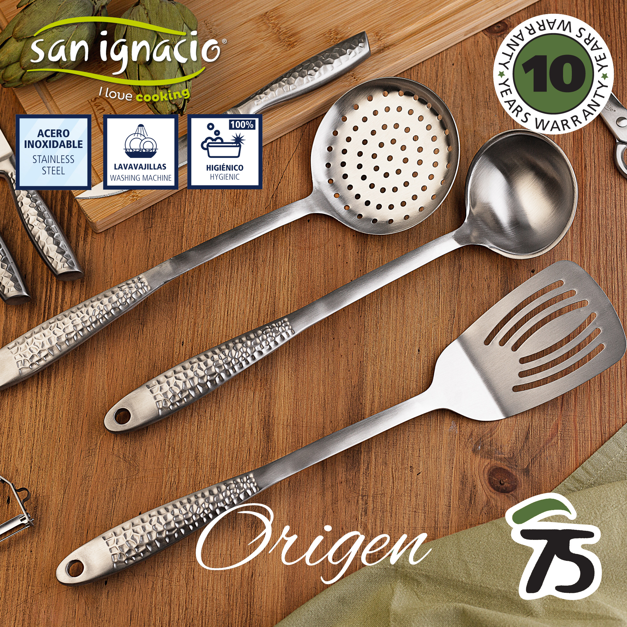 Juego de utensilios de cocina sobre superficie de madera. Incluye cuchara ranurada, espátula y cazo.