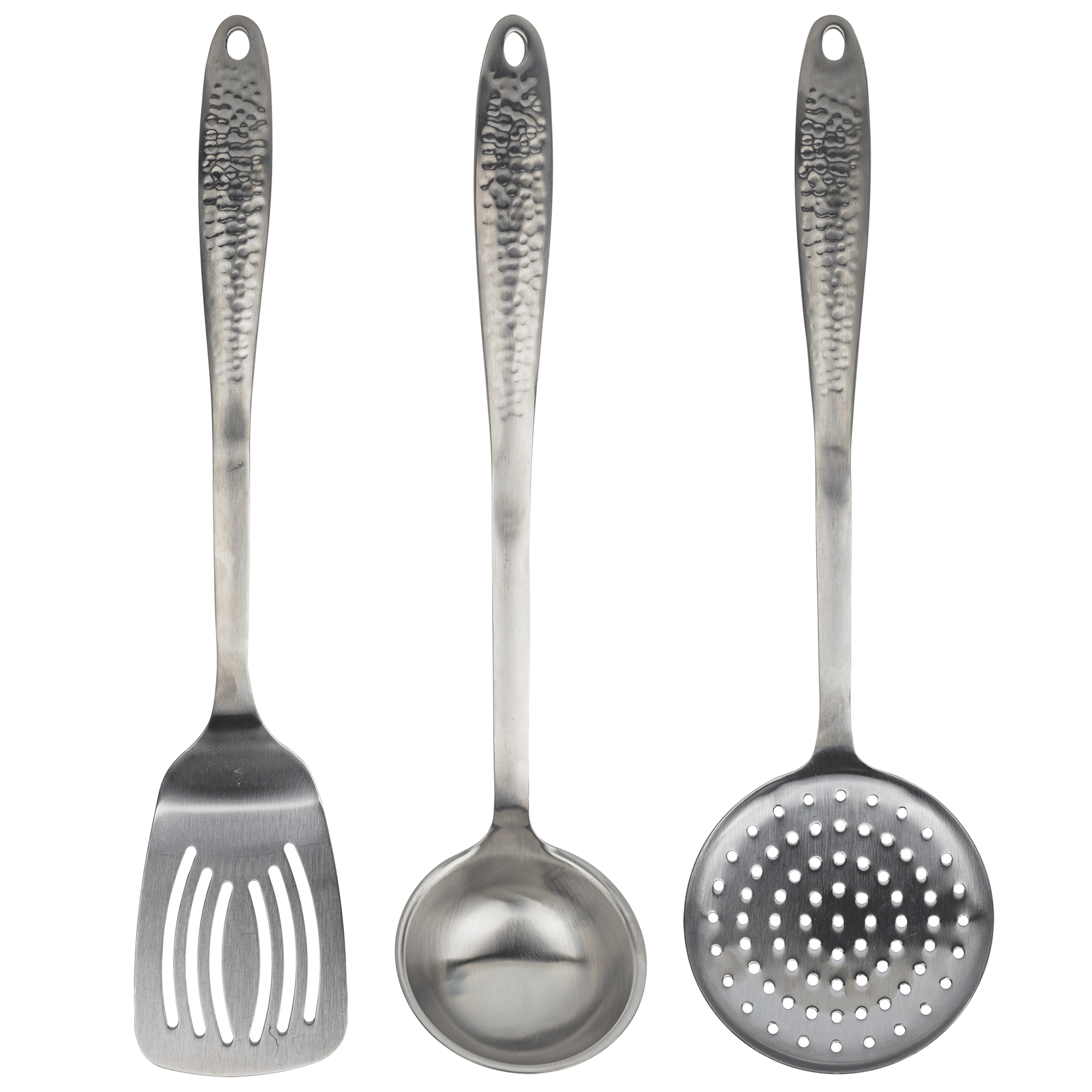 Tres utensilios de cocina plateados con mangos texturizados, sobre blanco.
