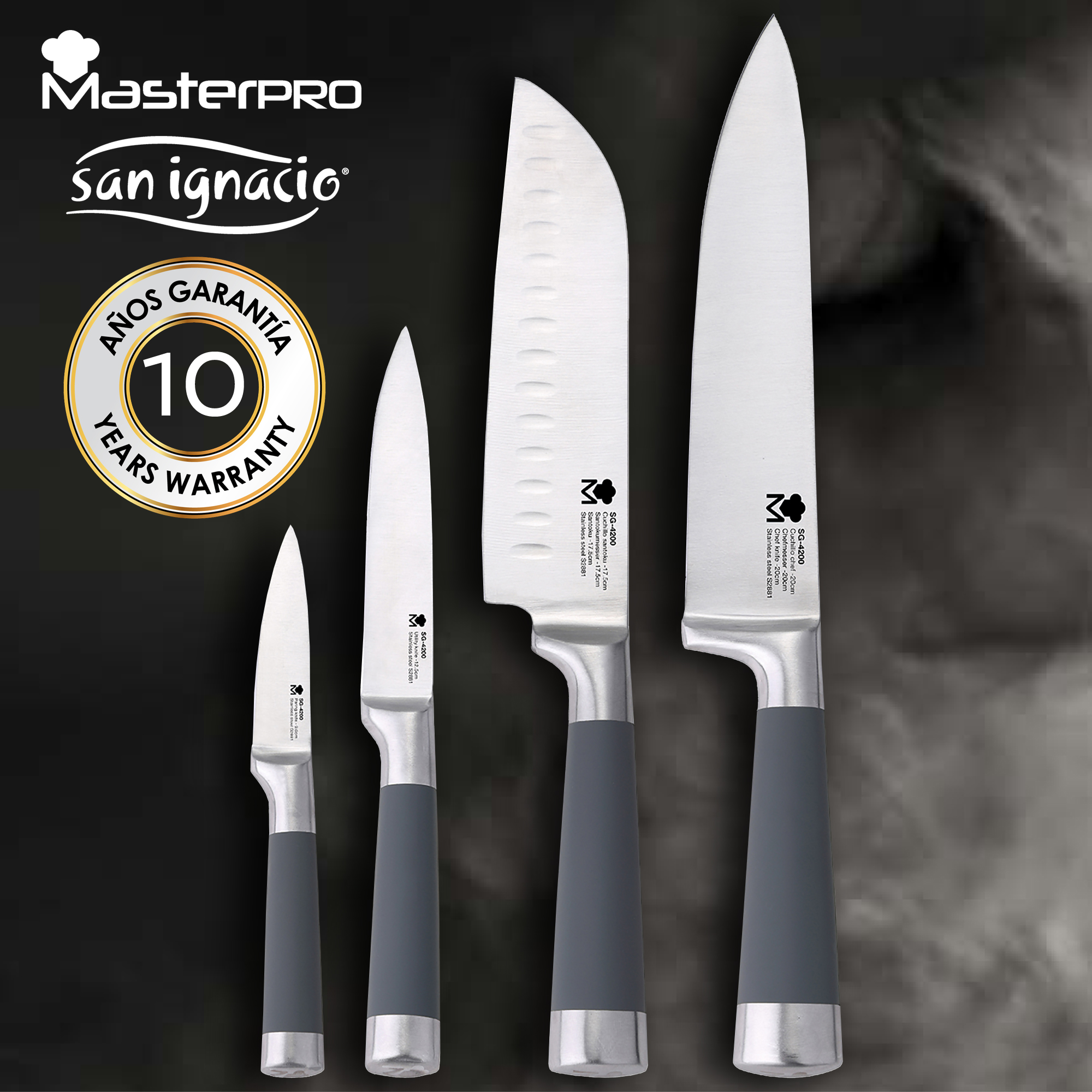 Juego de cuatro cuchillos con mangos grises. Las hojas son plateadas.