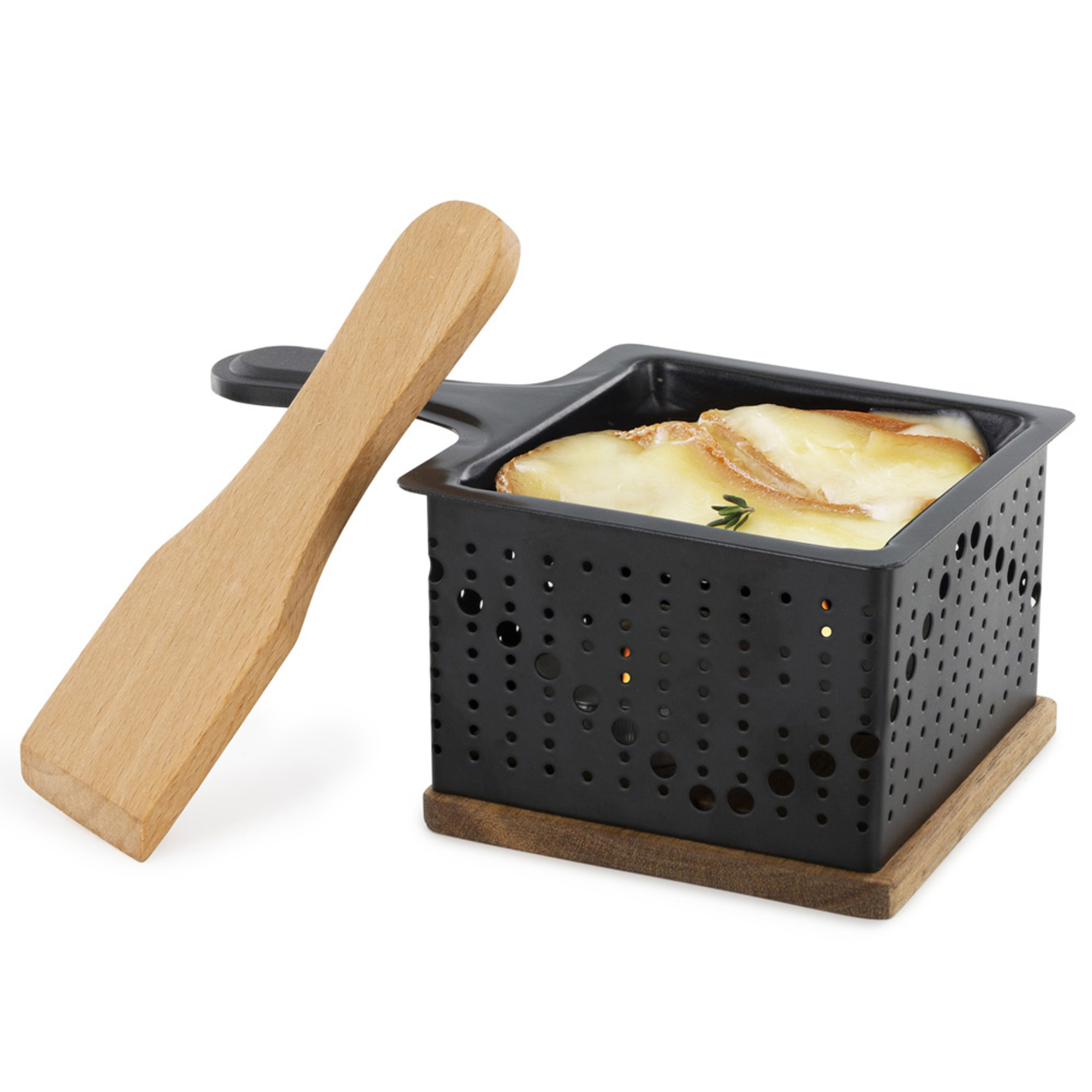 Griglia per raclette nera con formaggio e spatola di legno su sfondo bianco.