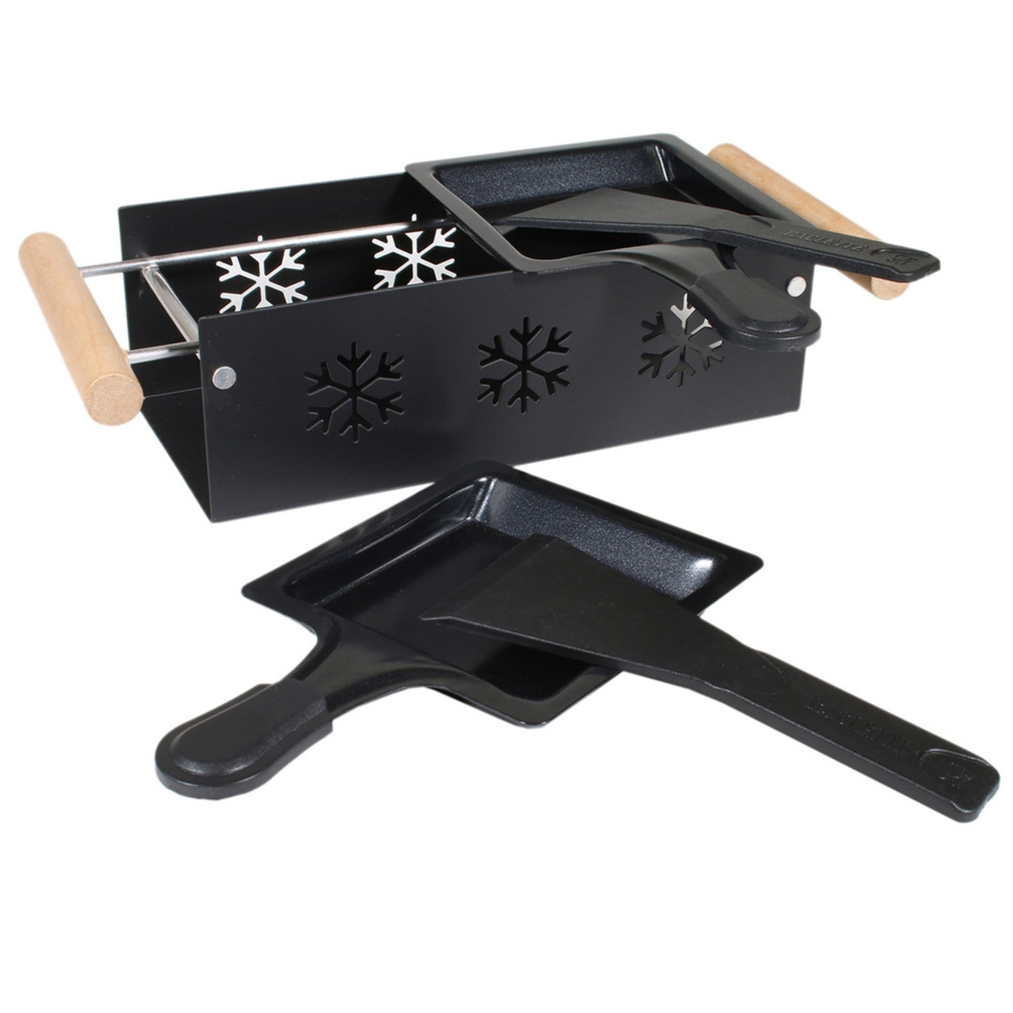Griglia per raclette nera con due padelle e spatole. La griglia ha un manico con inserti in legno.