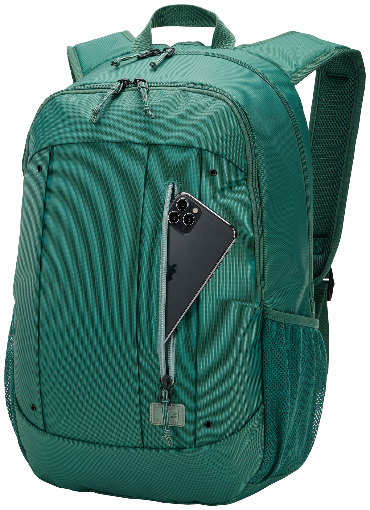 Una mochila verde con un teléfono en el bolsillo delantero y fondo blanco.