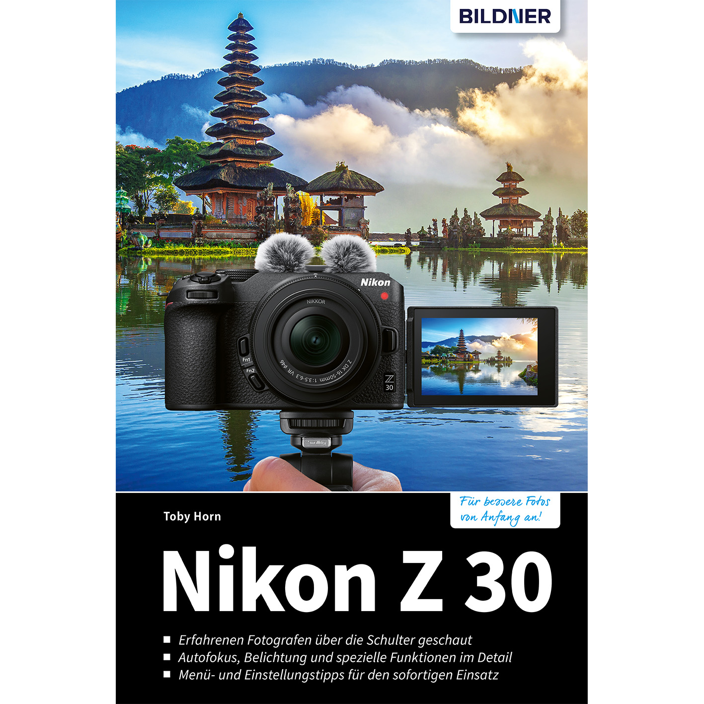 Nikon Z 30 Kamera auf einem Stativ, mit einem Buch und einem landschaftlichen Hintergrund aus See und Tempeln.
