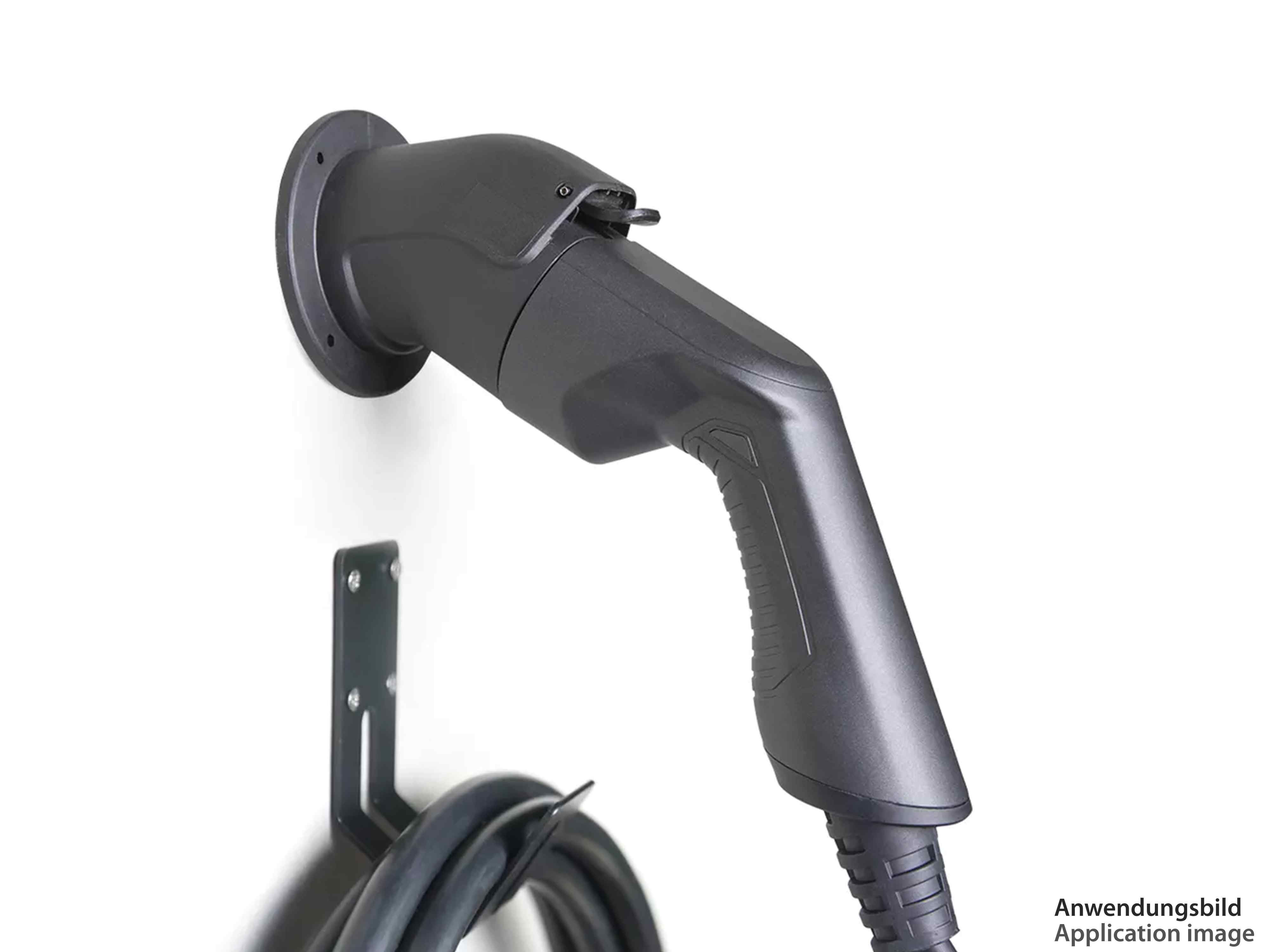 Ein an einer weißen Wand montiertes Elektroauto-Ladegerät.