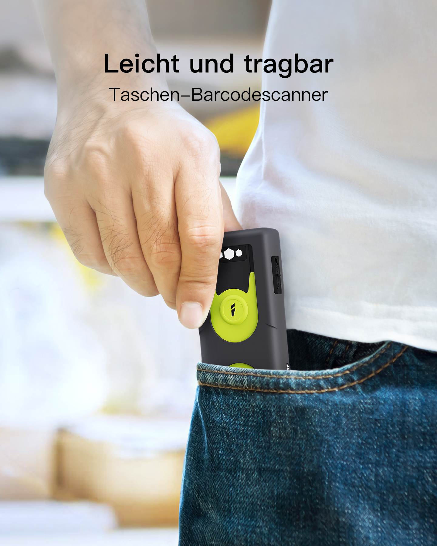 Hand hält einen taschengroßen Barcode-Scanner, teilweise in einer Jeanstasche.