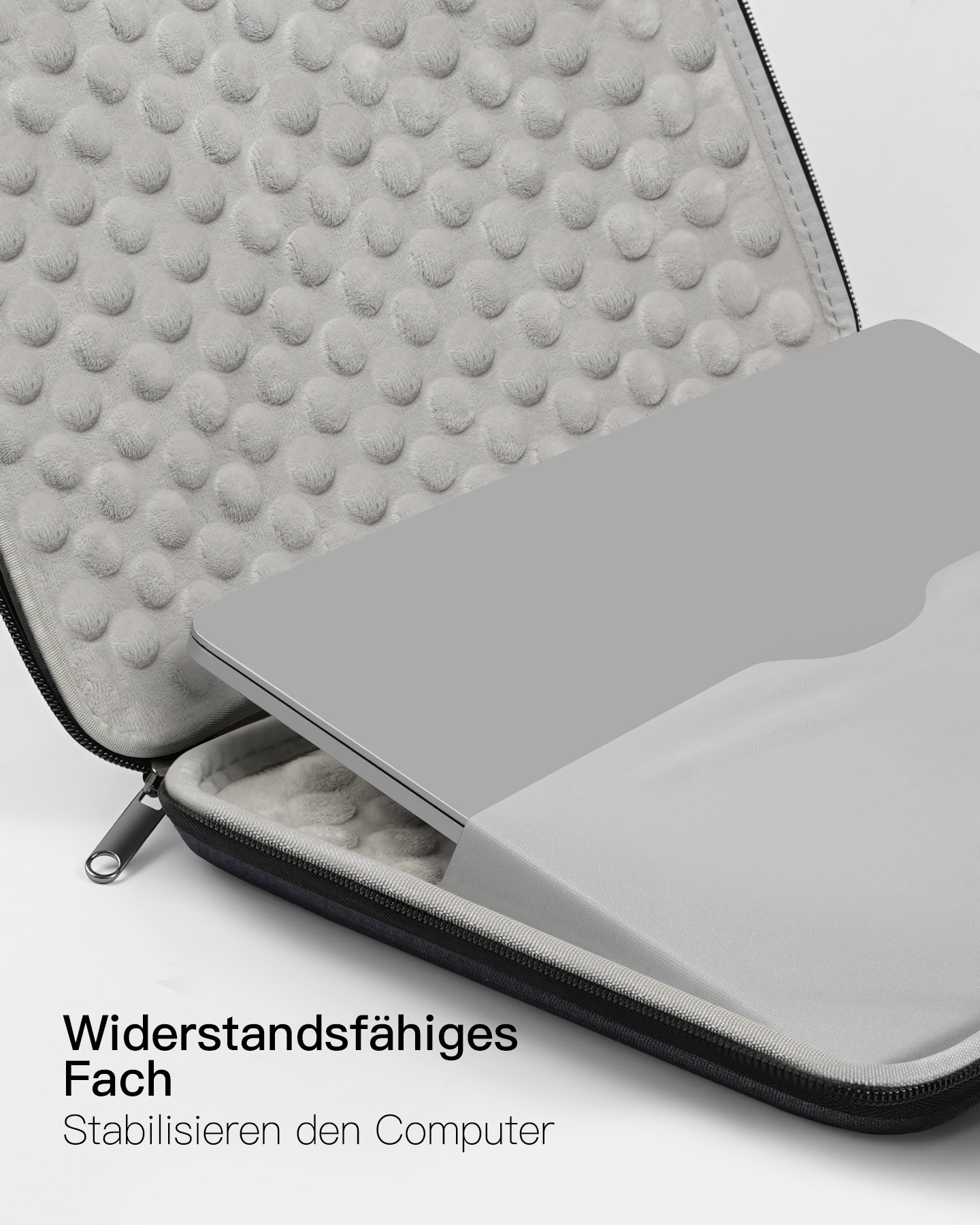 Laptop in einer grauen Schutzhülle. Die Hülle ist offen und zeigt den Laptop und ein weiches Inneres.