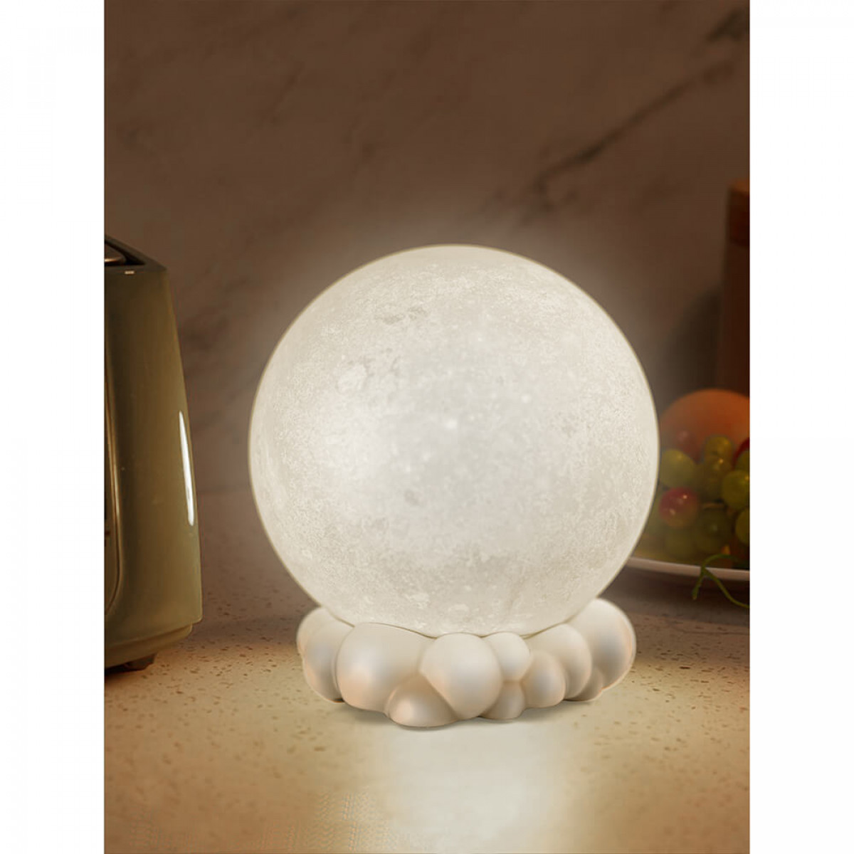 Eine beleuchtete, runde, mondförmige Lampe auf einem Tisch.